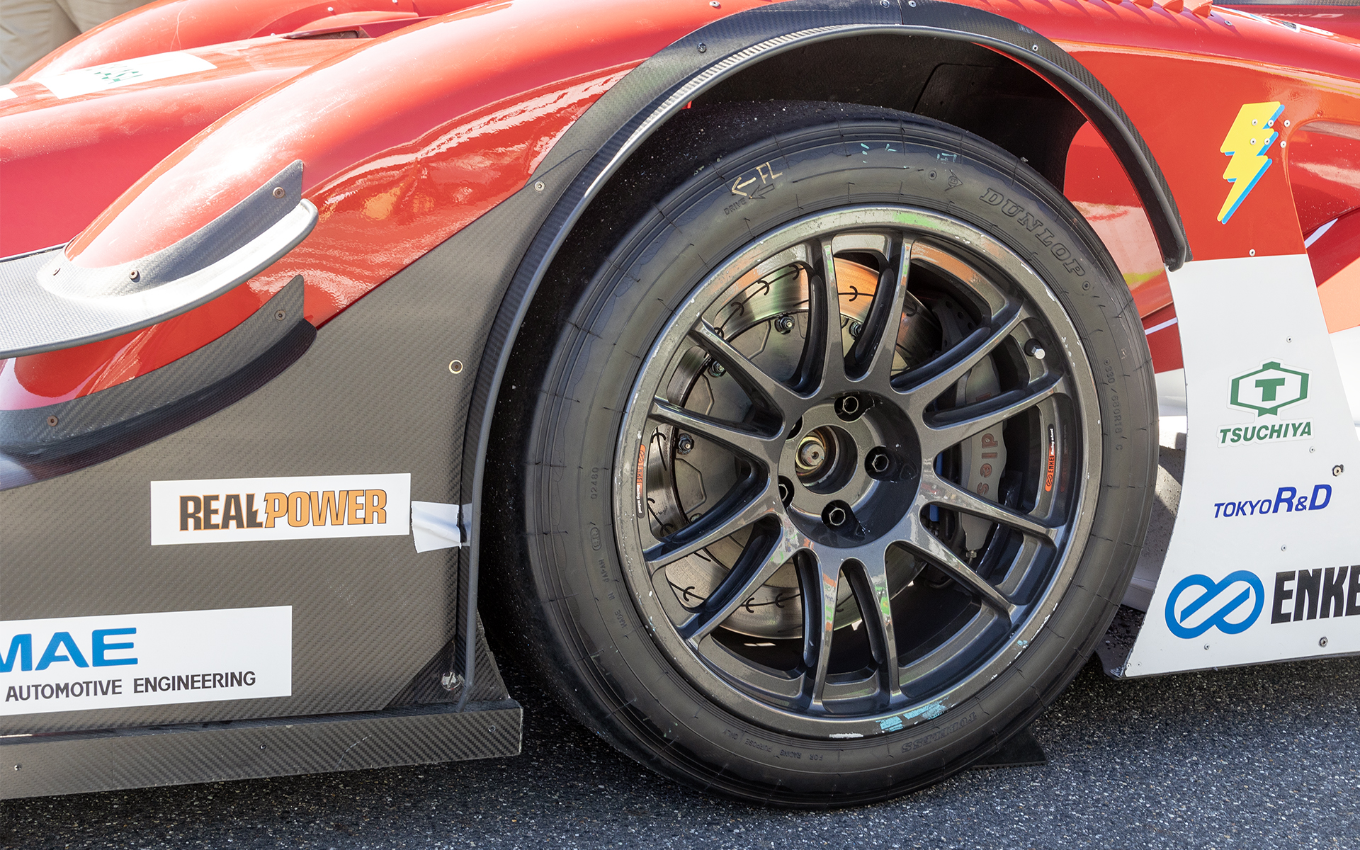 ダンロップ製スリックタイヤを装着。サイズは330/680R18。ブレーキはエンドレス製モノブロックキャリパーと2ピースローター