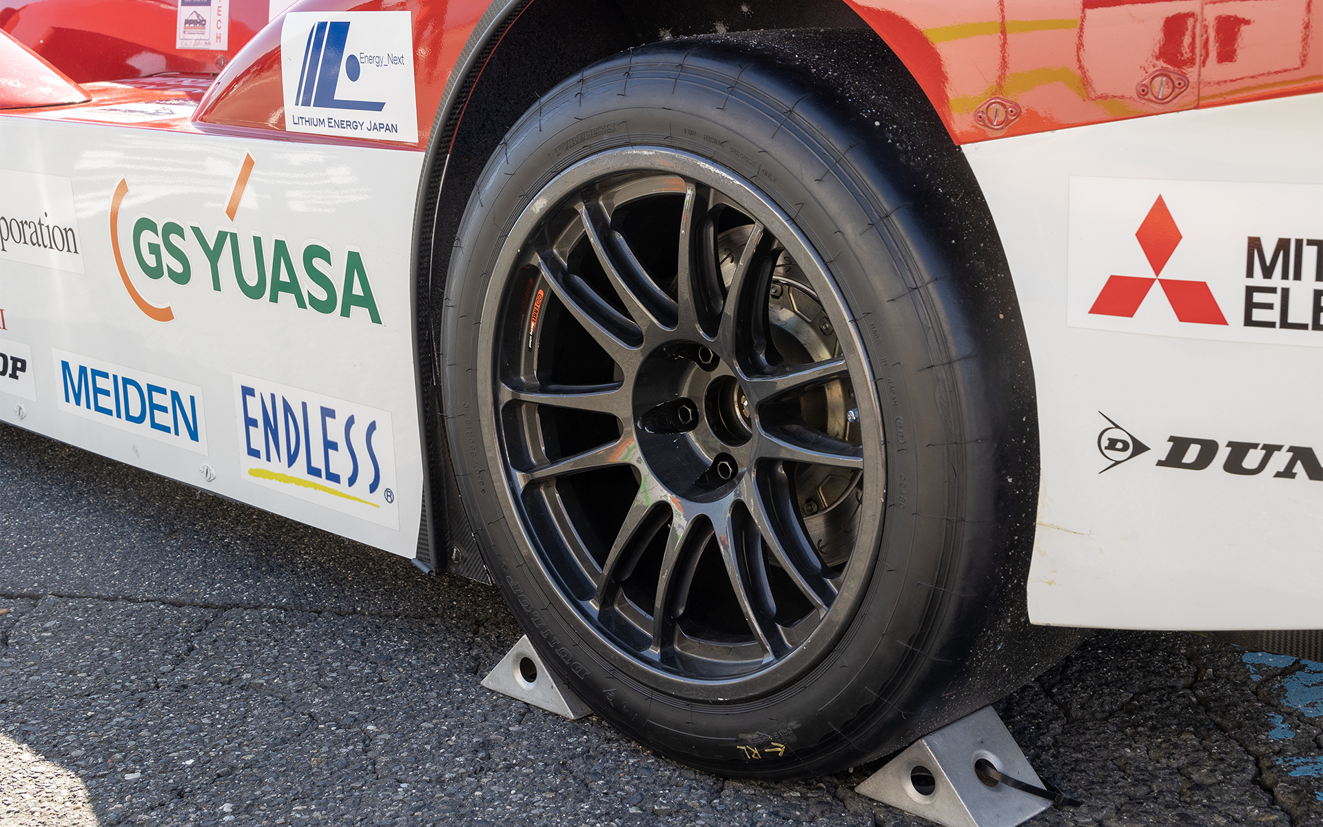 ダンロップ製スリックタイヤを装着。サイズは330/680R18。ブレーキはエンドレス製モノブロックキャリパーと2ピースローター