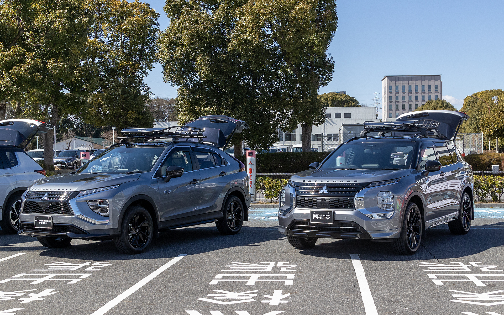 こちらは東京オートサロン2023に展示されたアウトランダーとエクリプス クロスのBLACK Edition Premium