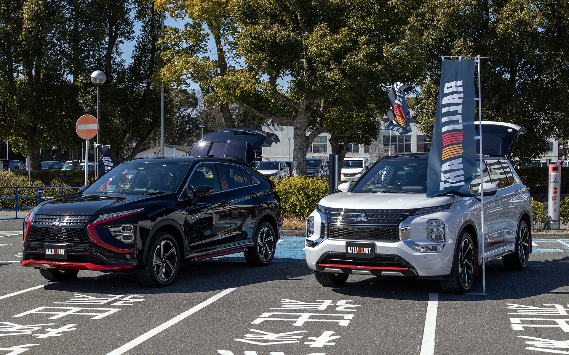 ラリーアートのパーツを装着したアウトランダーとエクリプス クロス