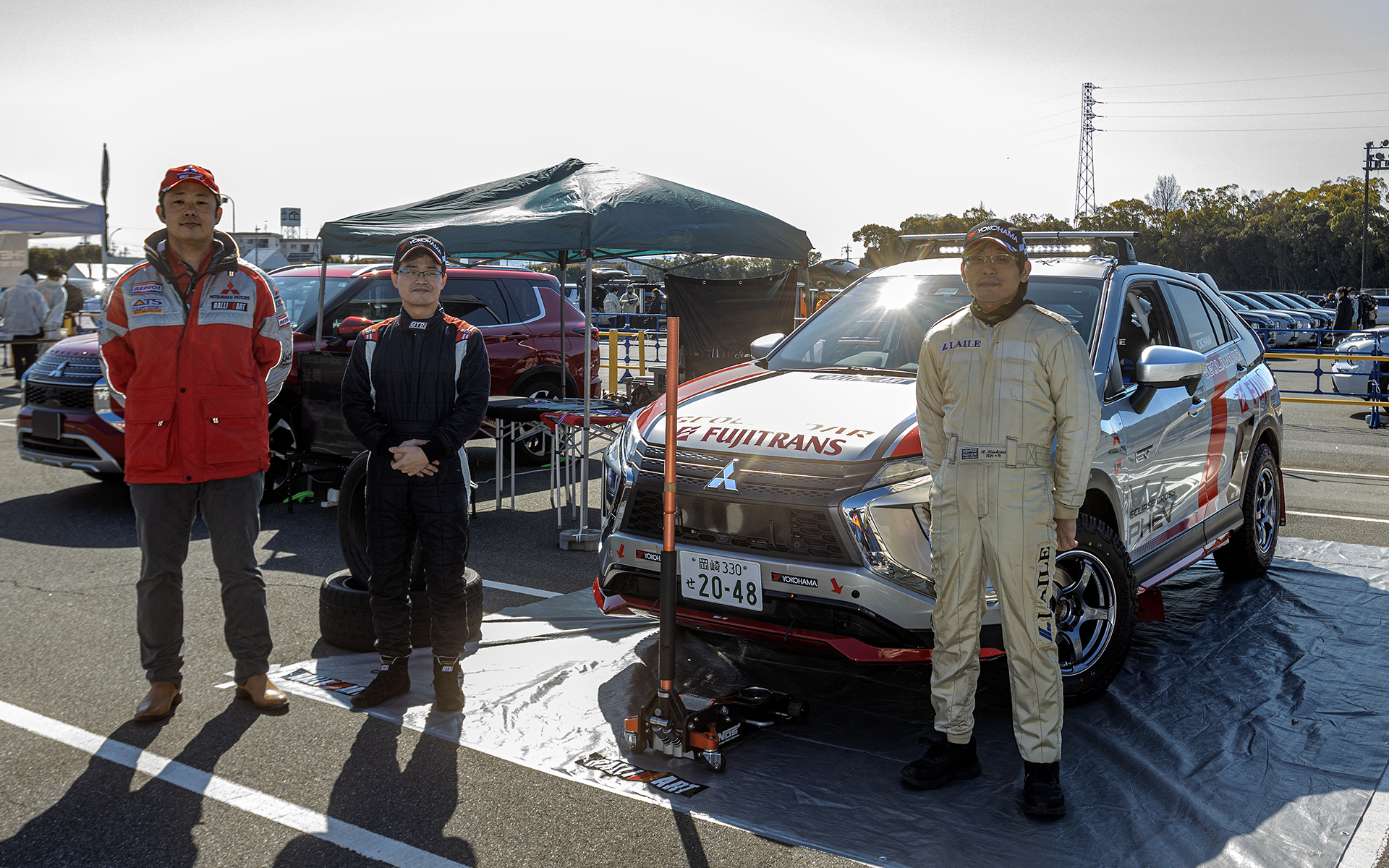 三菱自動車社員によるラリーチームも車両展示していた。左から監督の水野豪氏、ドライバーの揚村悠氏、コ・ドライバーの笠井開生氏