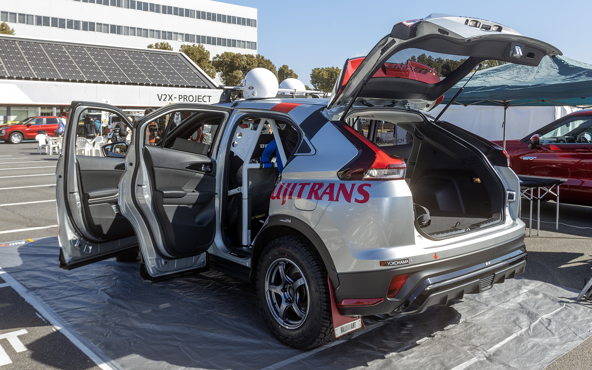 サポートも社員有志やOBが行なう。技術支援はWRCなどに参戦経験を持つディーラーメカニックの方々から受けているという