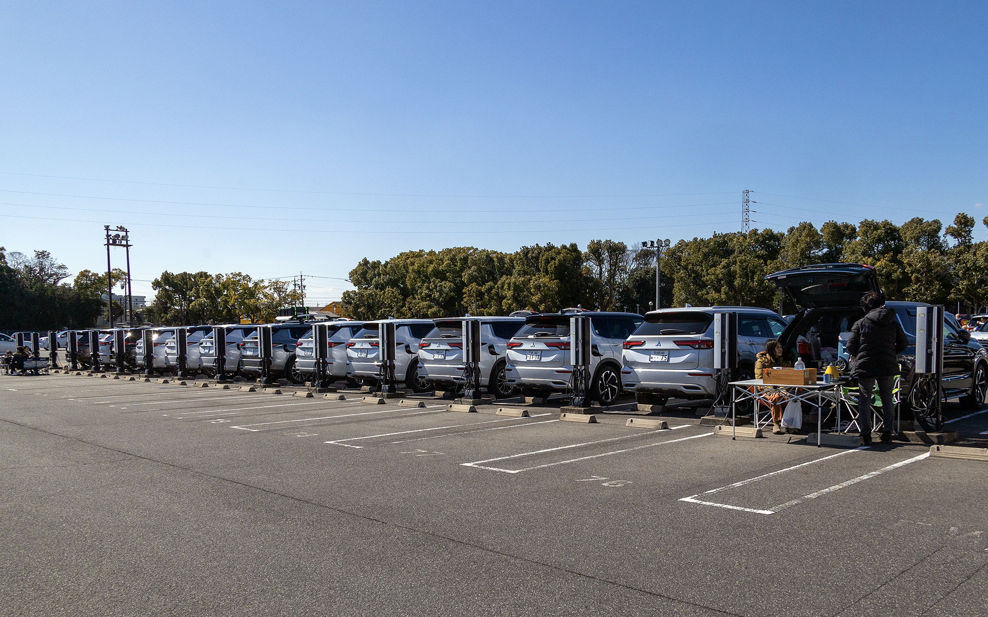 このように後ろ側を空けて駐車する方法が取られた
