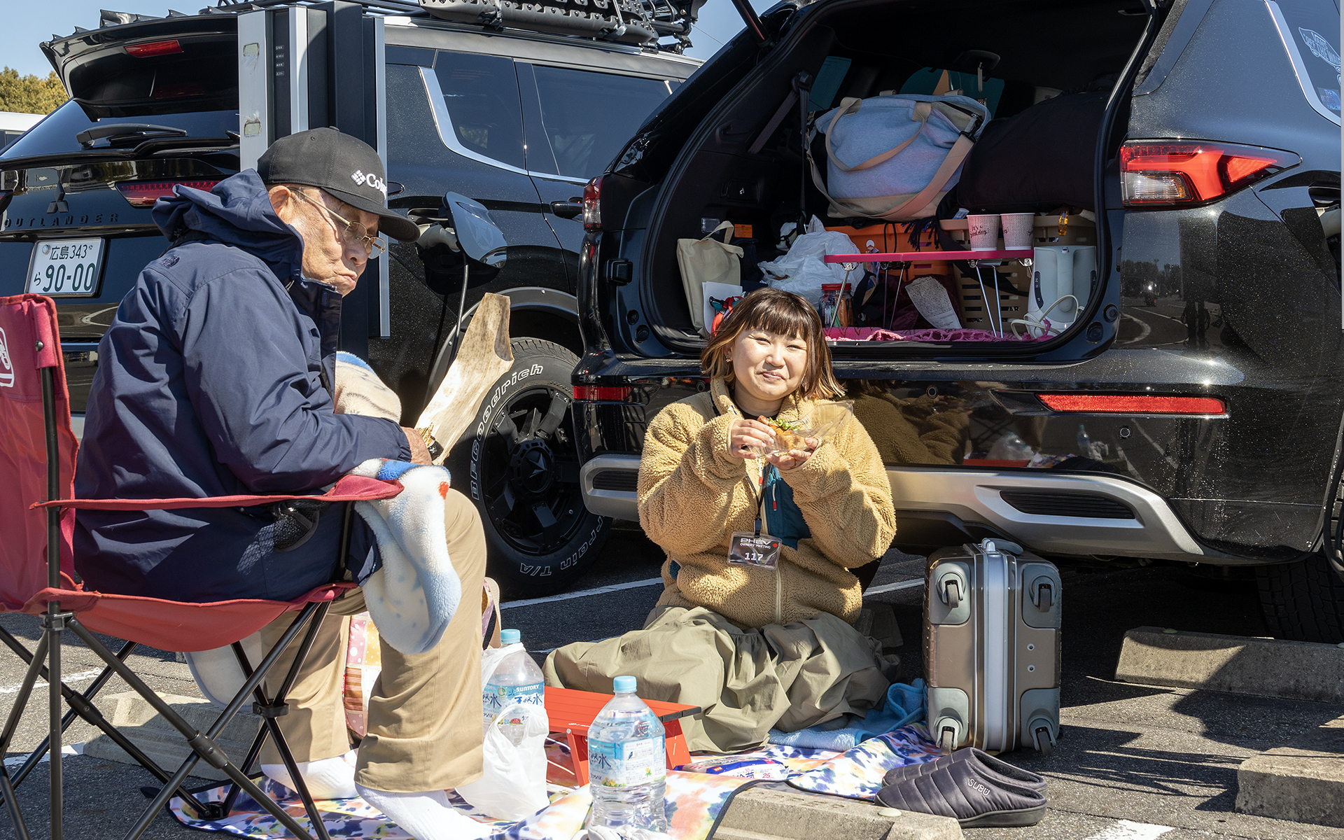 ラゲッジに家電やテーブル、食器などを積んできているクルマが多かった