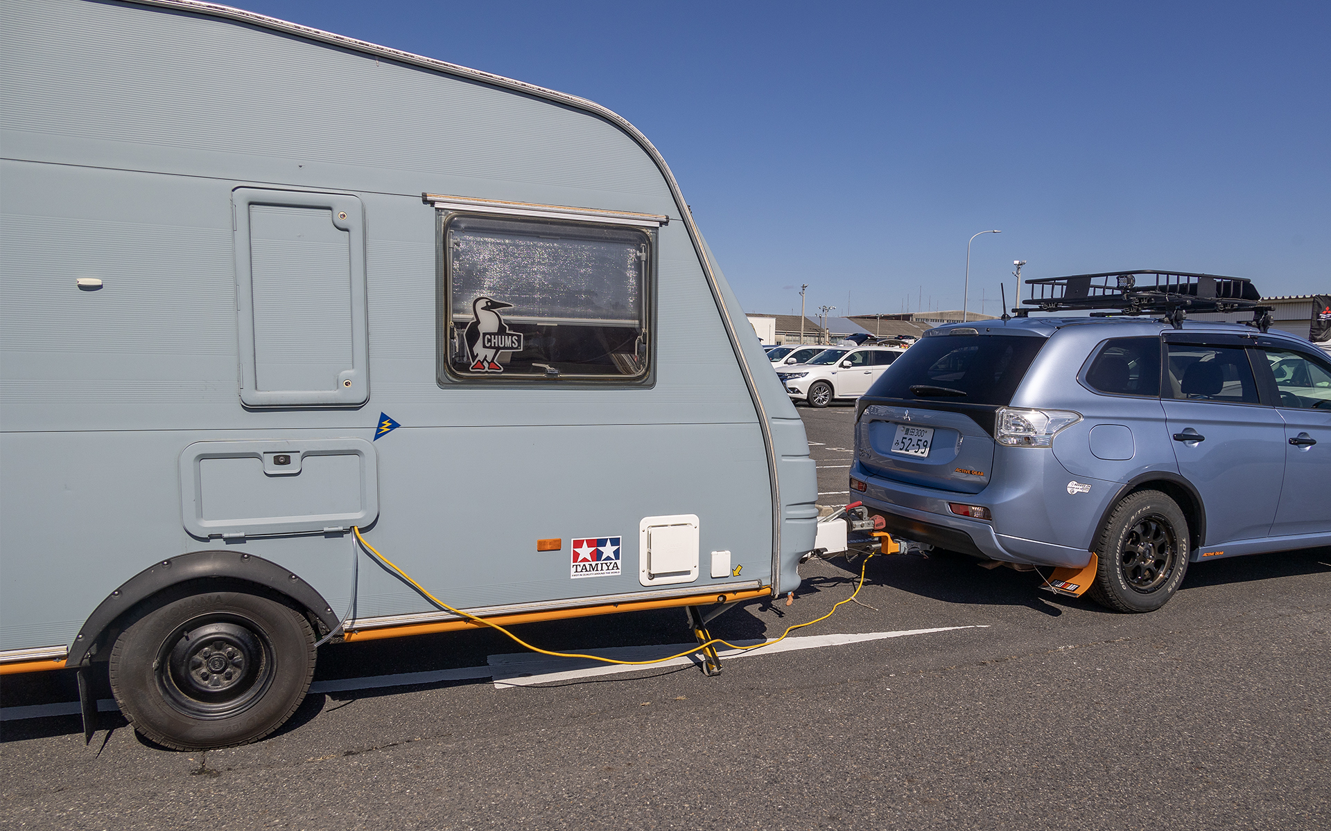 アウトランダーPHEVでトレーラーハウスを牽引。よく見るとアウトランダーPHEVから電源コードがトレーラーハウスに引きこまれていた。この活用法は目から鱗が落ちるもの