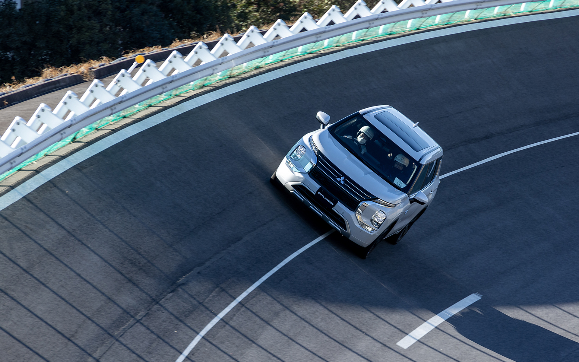 バンクがある高速周回路での試乗機会は貴重。しかもバンク上段を走れるほどの高速走行をしてくれるというのもすごいこと