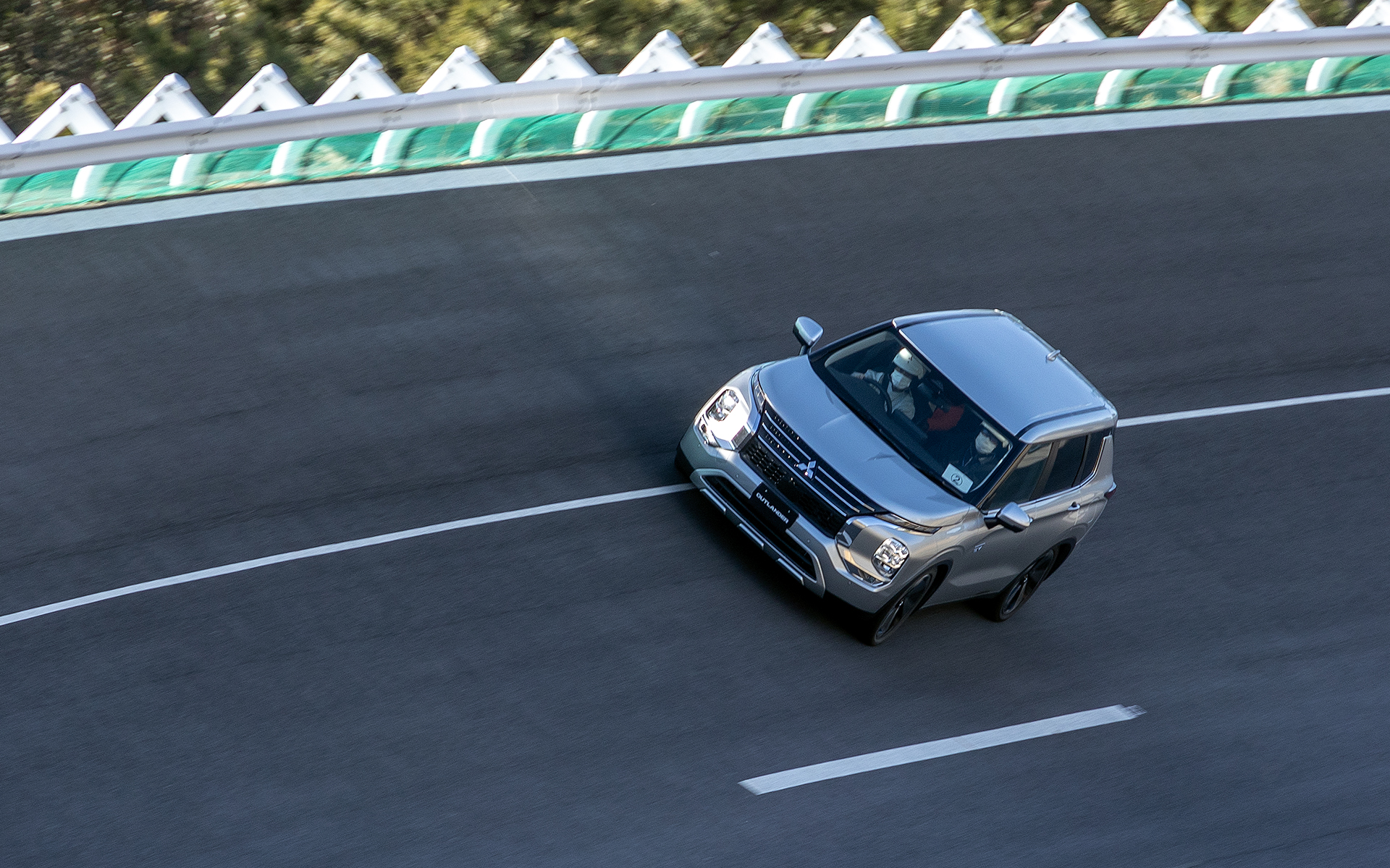 バンクがある高速周回路での試乗機会は貴重。しかもバンク上段を走れるほどの高速走行をしてくれるというのもすごいこと