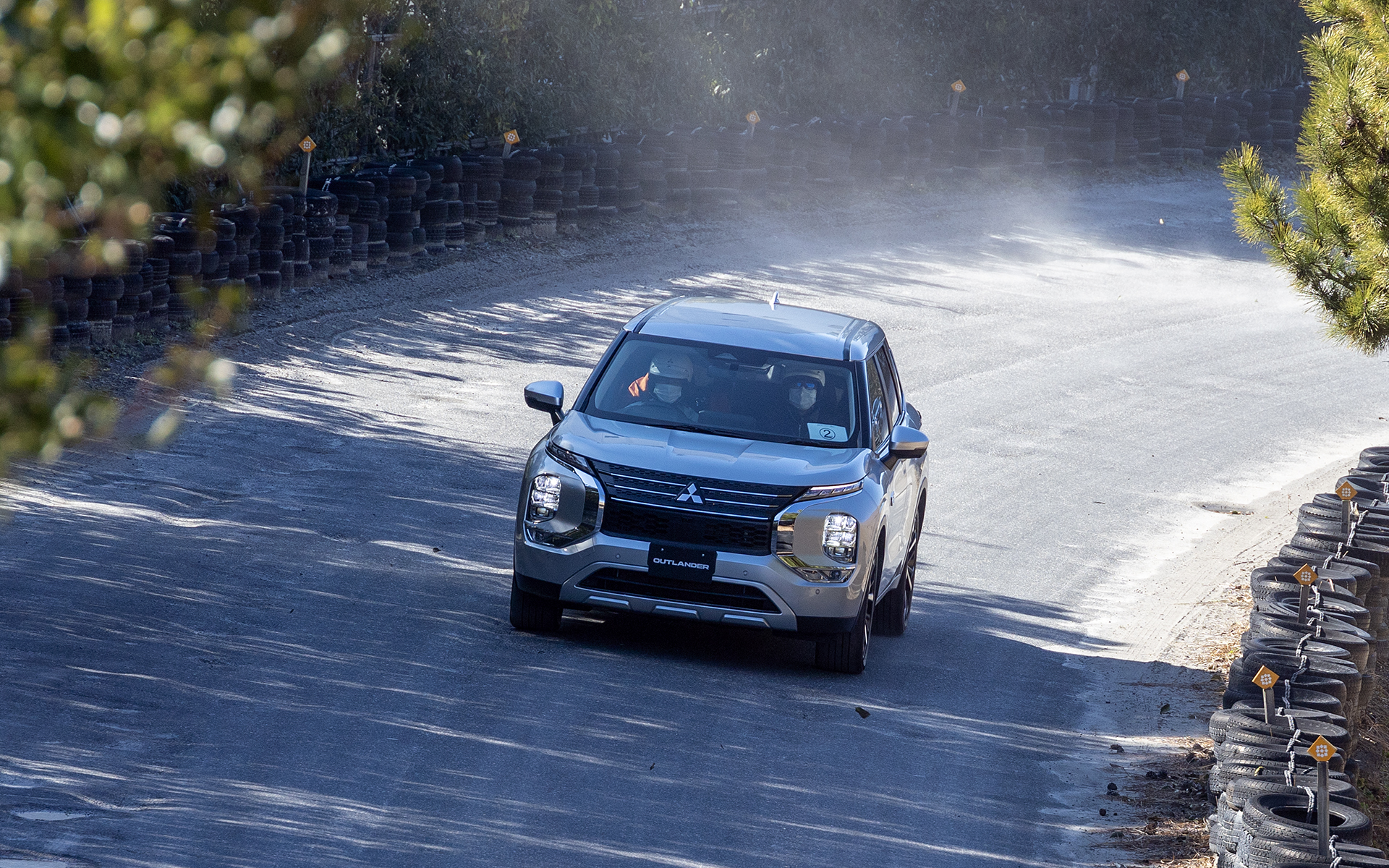 こちらはダートコースのハンドリング路。滑りやすい路面をハイペースで走行。S-AWCの性能がはっきり体感できたであろう