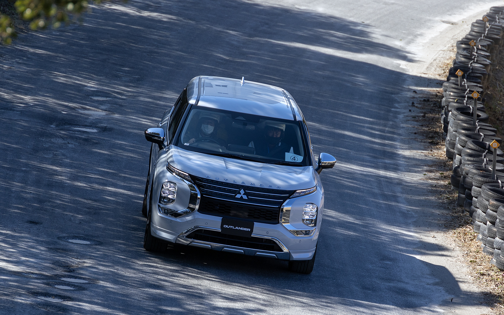 こちらはダートコースのハンドリング路。滑りやすい路面をハイペースで走行。S-AWCの性能がはっきり体感できたであろう