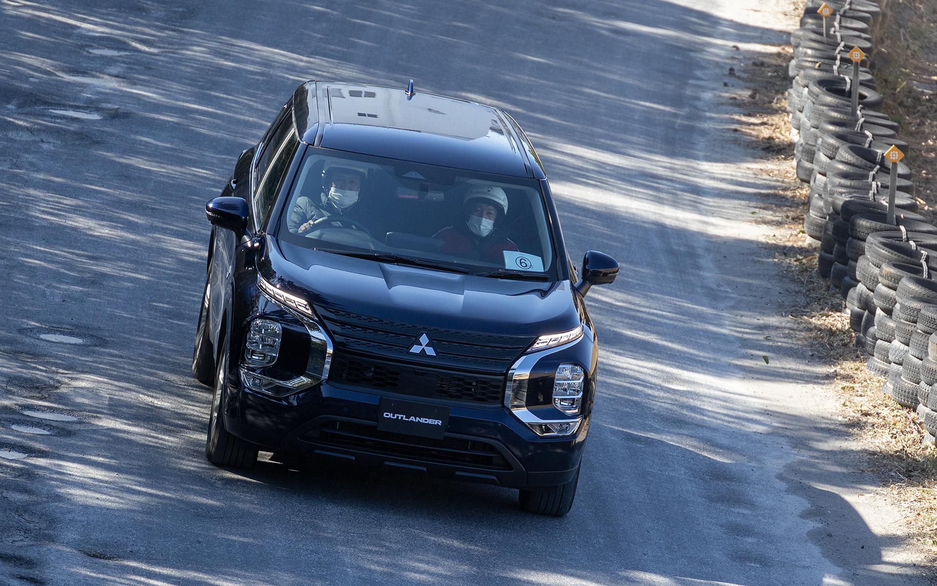 こちらはダートコースのハンドリング路。滑りやすい路面をハイペースで走行。S-AWCの性能がはっきり体感できたであろう