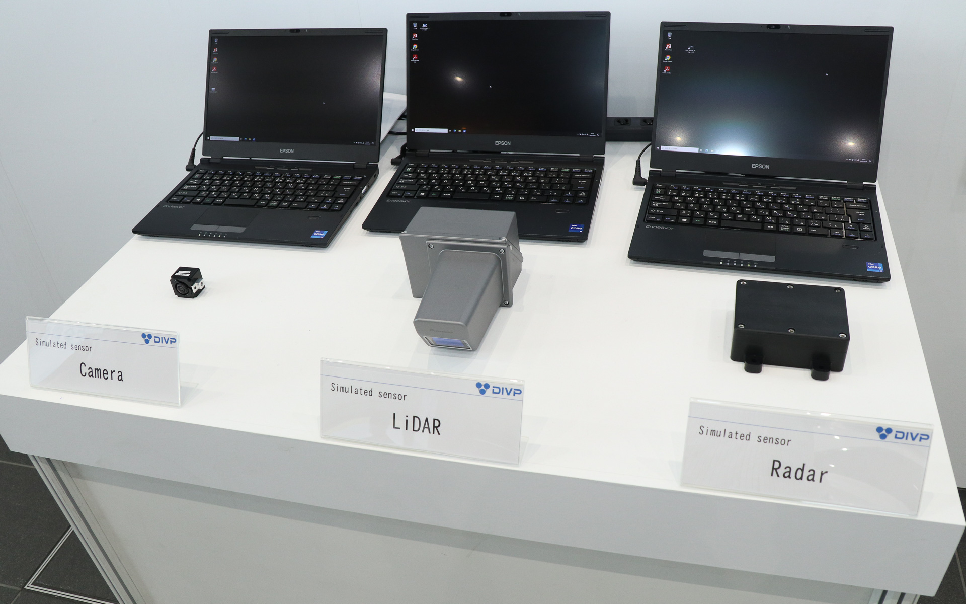 V-Drive Technologiesが提供する「自動運転シミュレーションプラットフォーム」では現実世界の道路環境に存在する舗装や道路標識、車両に施されている塗装などのサンプルを使ってセンサー類の認識データを測定。実際に起きる物理現象のモデリングやセンサー類の検出原理などをシミュレーションに反映して実現象と一致性の高いシミュレーションモデルを生み出している。さらにカメラやLiDARに加え、扱いが難しいミリ波レーダーのセンサーモデルもシミュレーションで利用可能としている点も大きな特長となっており、すでに自動車メーカーやパーツサプライヤーと共同した取り組みも進めているという