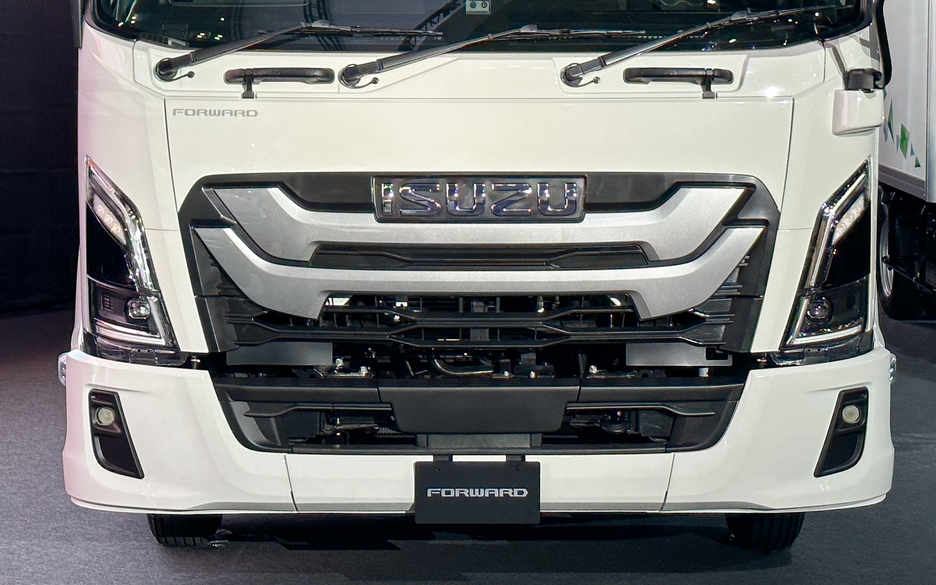 新型エルフ、新型フォワードのデザインの特徴を示すスライド