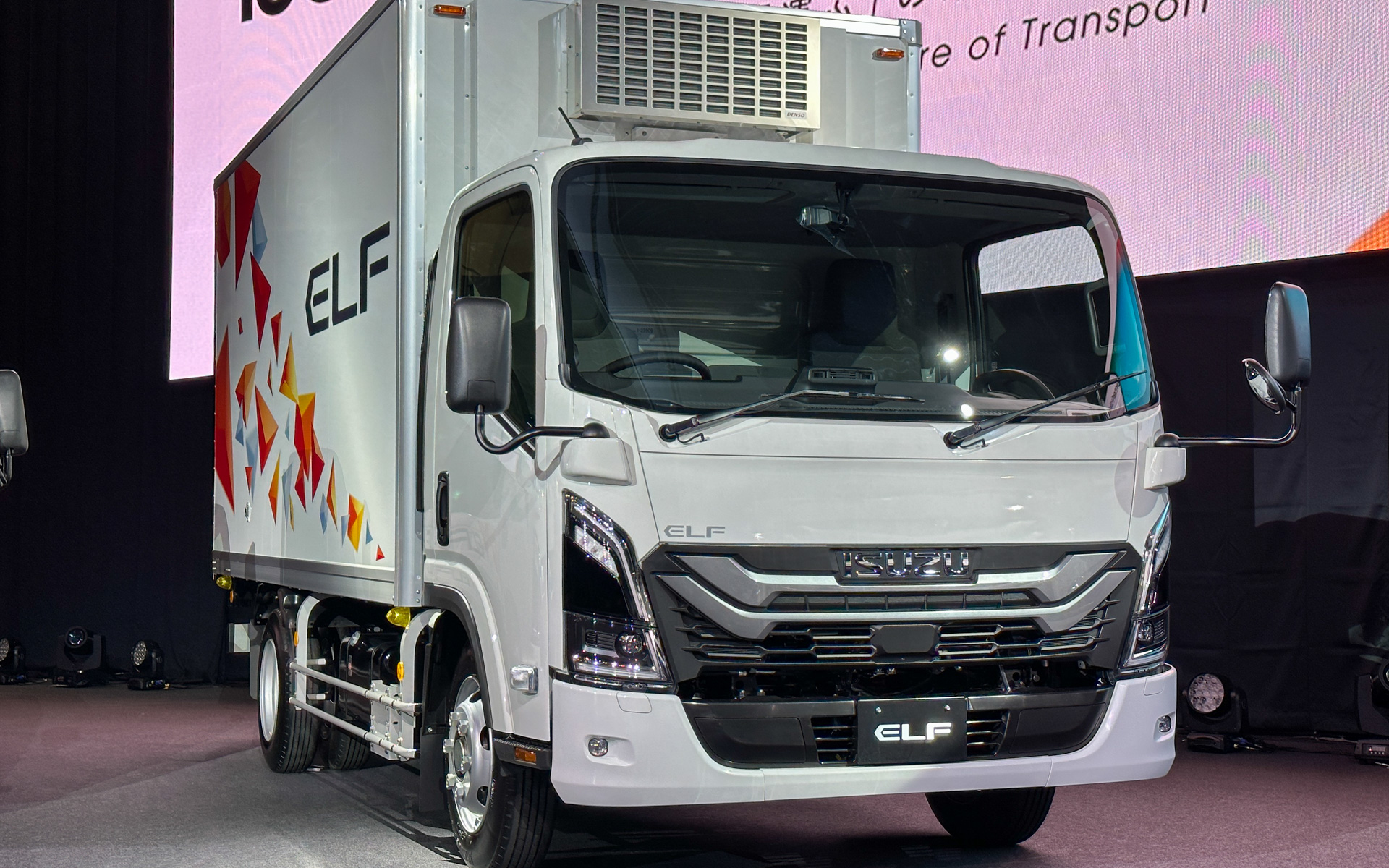 新型エルフ、新型フォワードのデザインの特徴を示すスライド