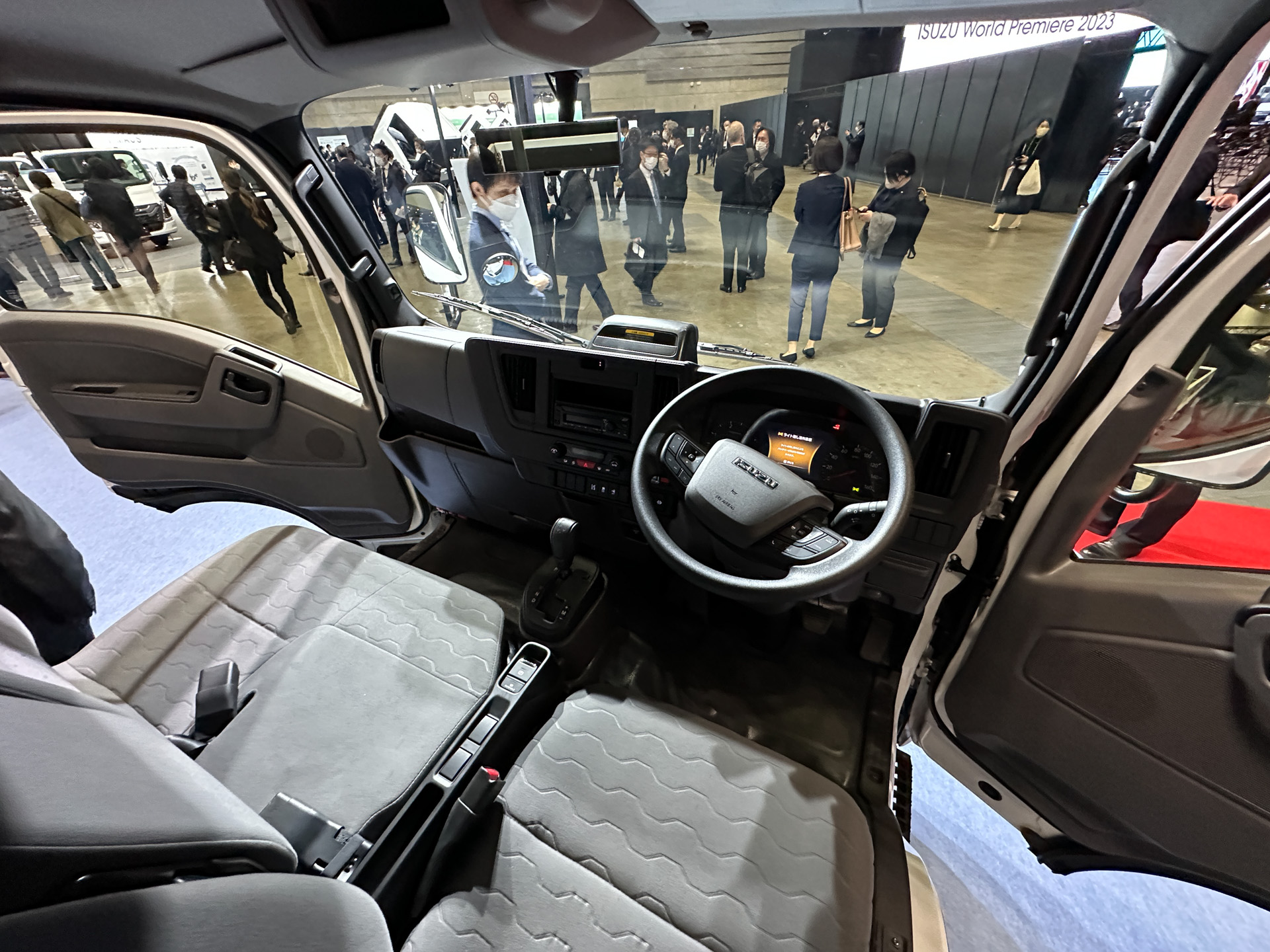 新型エルフのインテリア