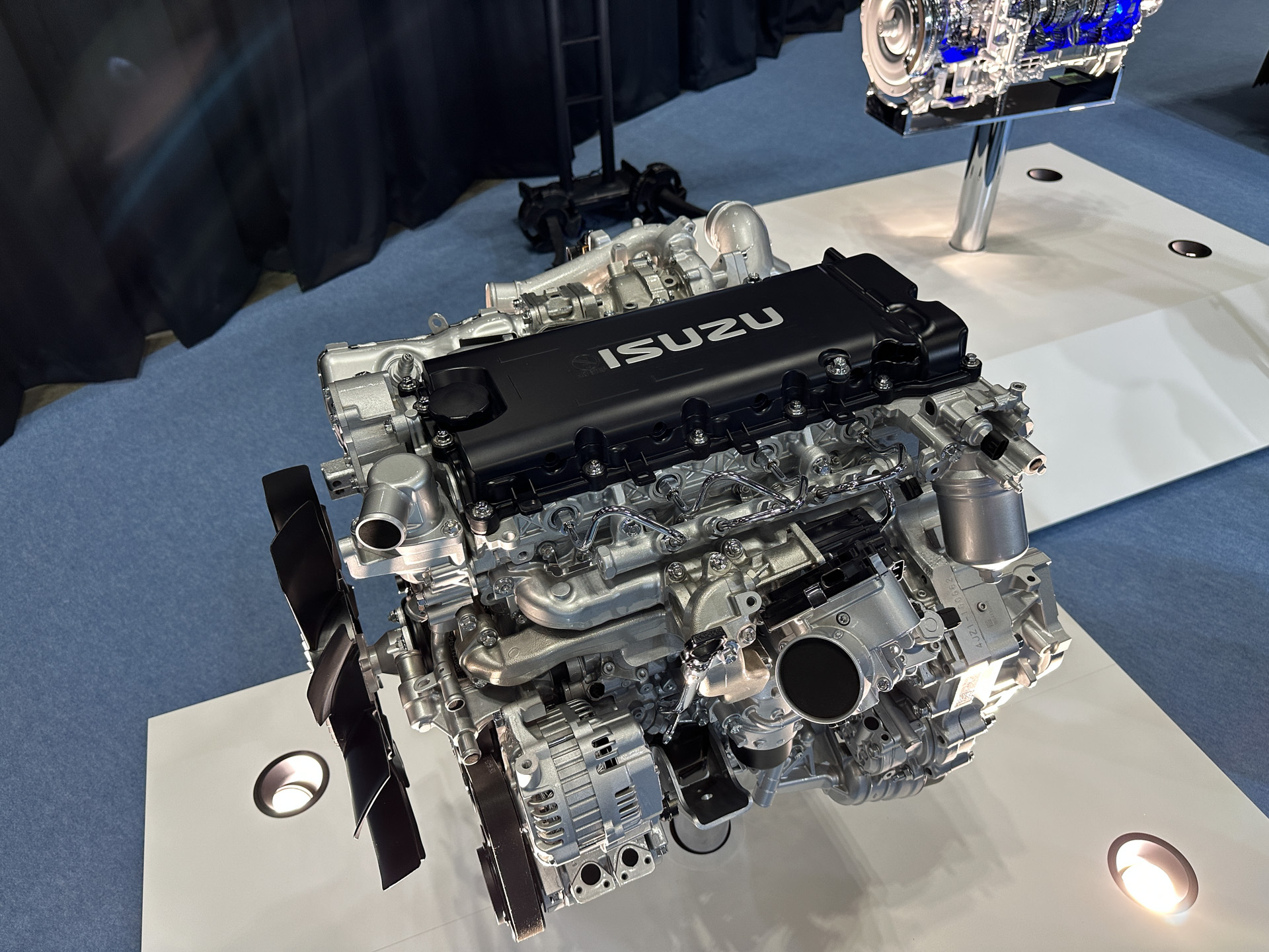 ディーゼルエンジン車については、AT免許で運転可能な9速DCT（デュアルクラッチトランスミッション）のISIM（Isuzu Smooth Intelligent TransMission）を新開発。「4JZ1」エンジンと組み合わせることで燃費性能を追求