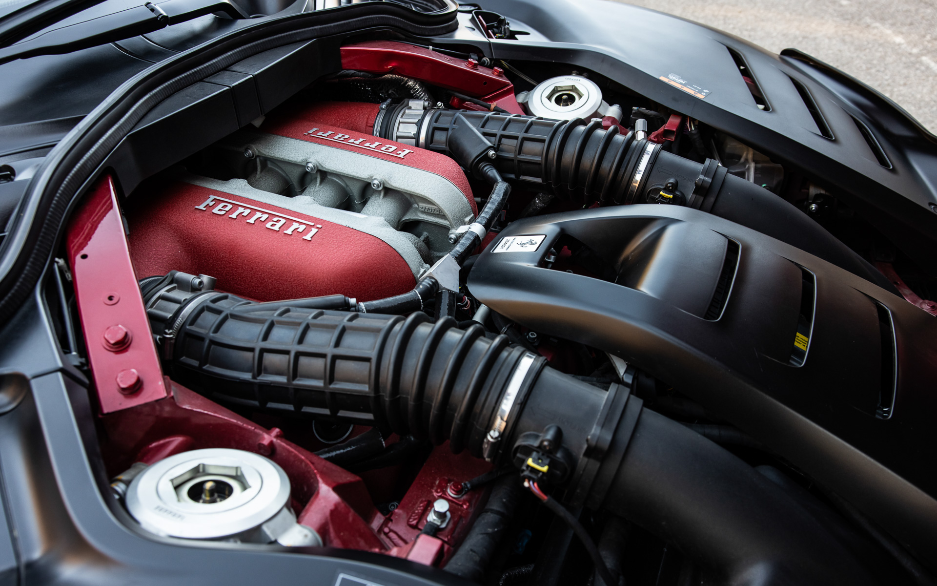 搭載するV型12気筒6.5リッター自然吸気エンジンは、最高出力725PS/7750rpm、最大トルク716Nm/6250rpmを発生する