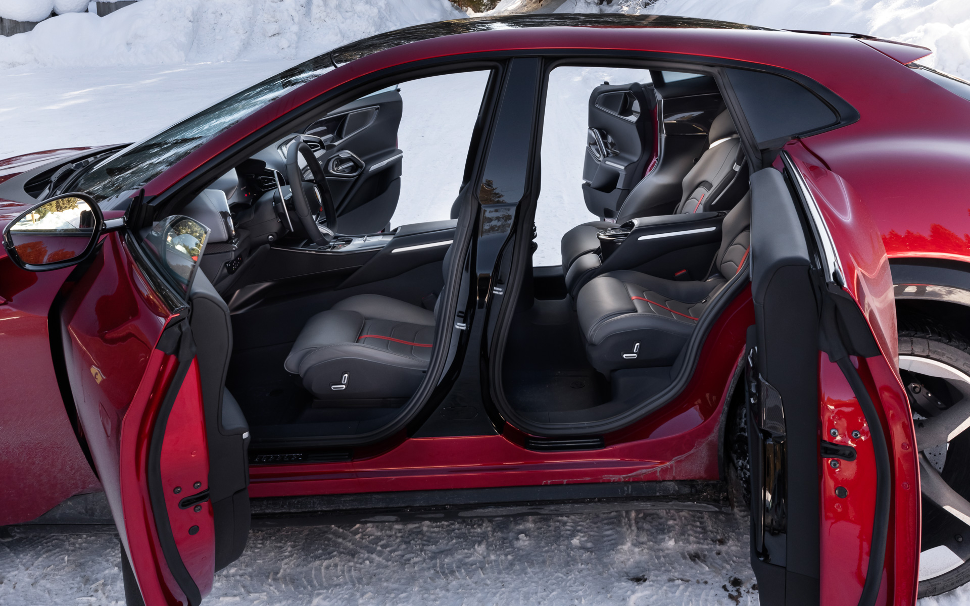 リアドアはウェルカムドアと呼ばれる後ヒンジを採用