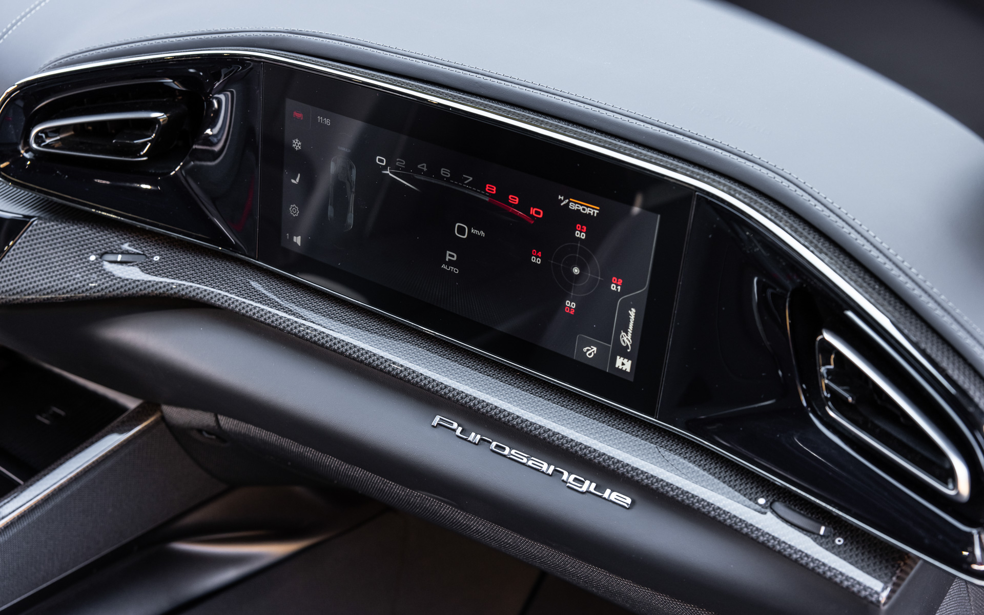 助手席前にもディスプレイを配置