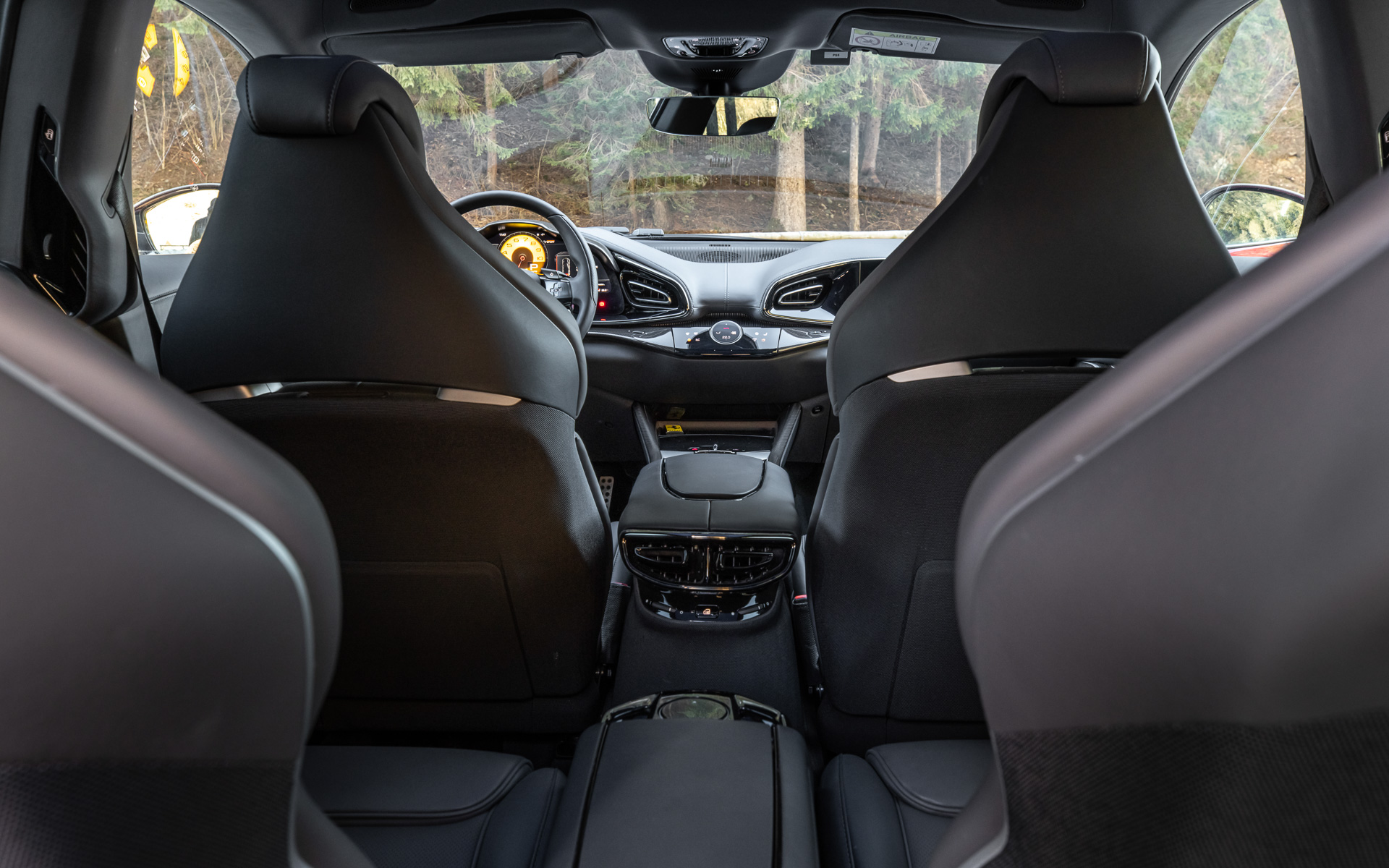 4席ともセミバケットシートを採用