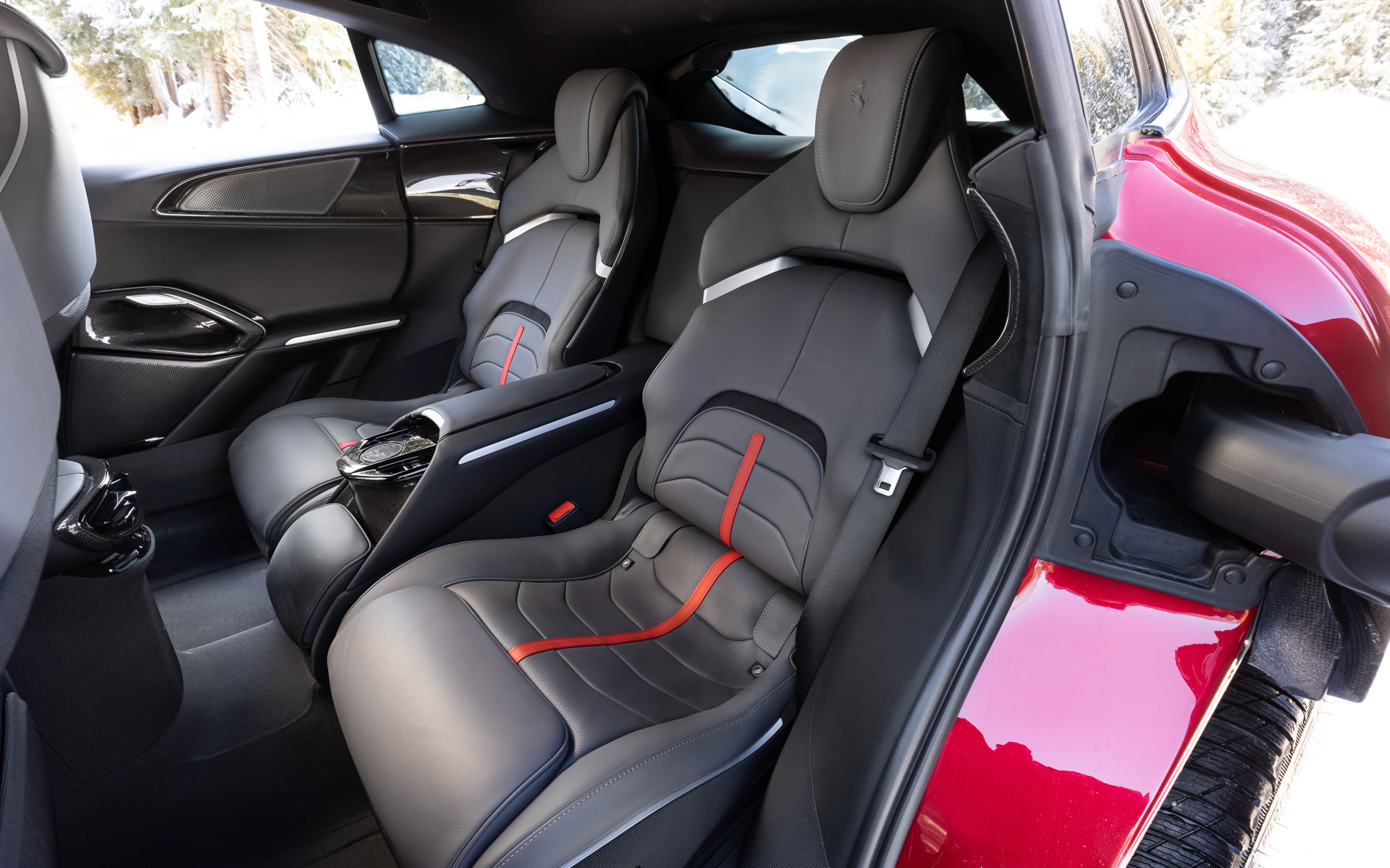 4席ともセミバケットシートを採用