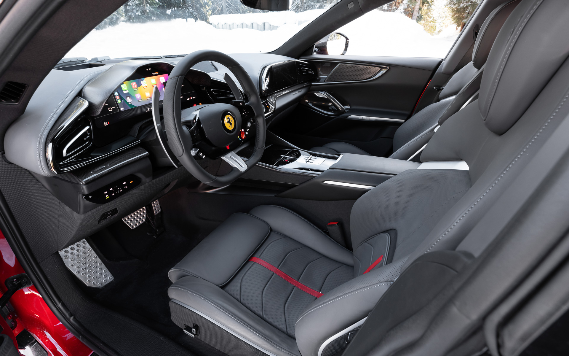 4席ともセミバケットシートを採用