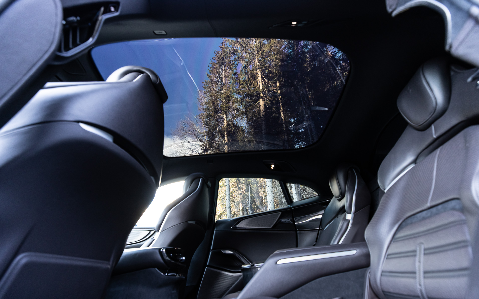 標準はカーボンファイバー製ルーフだが、フルレングスのエレクトロクロミックガラス製ルーフも選択可能