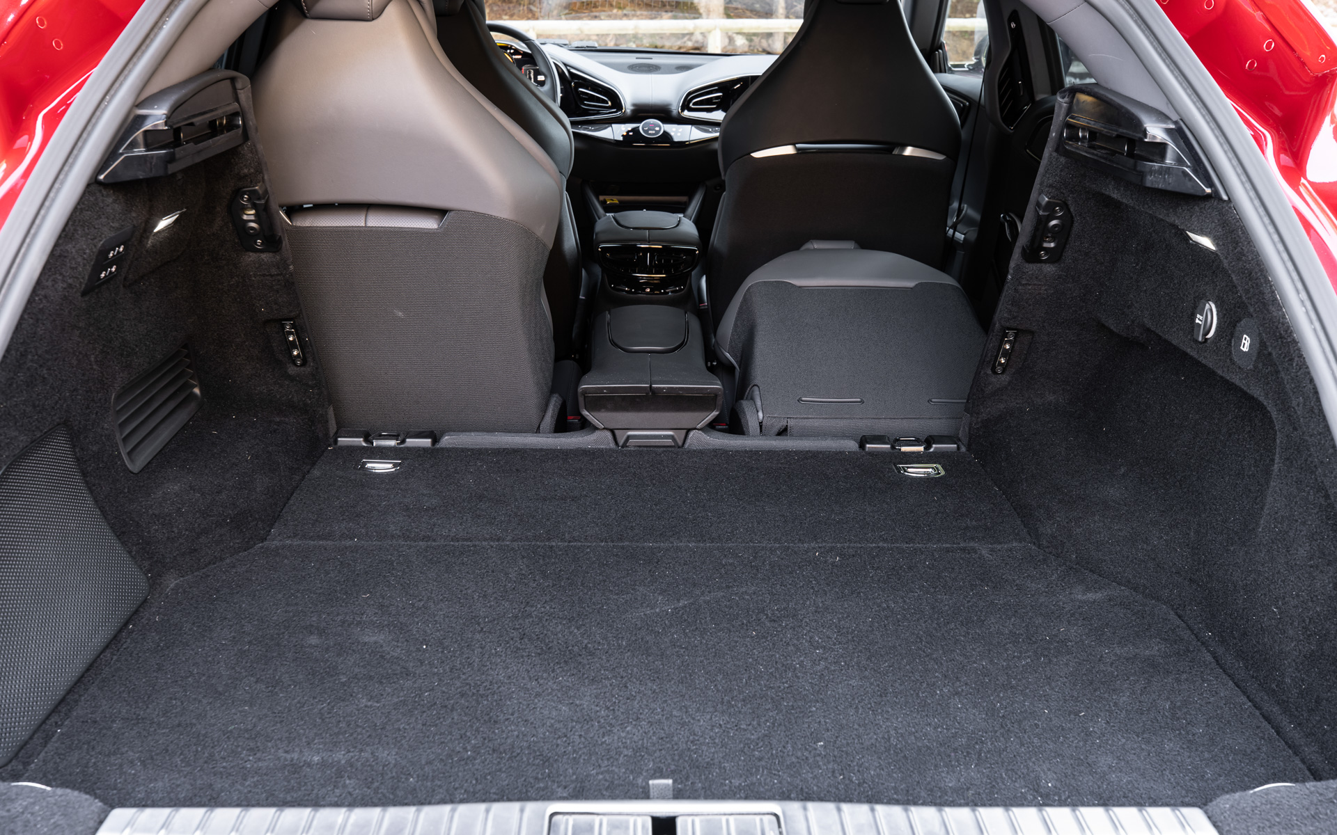 後席の背もたれは前方に倒すことも可能