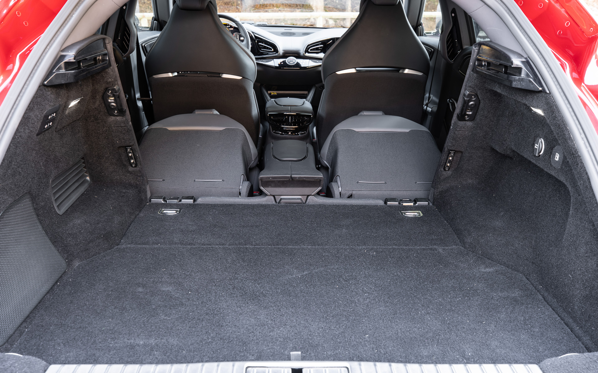 後席の背もたれは前方に倒すことも可能