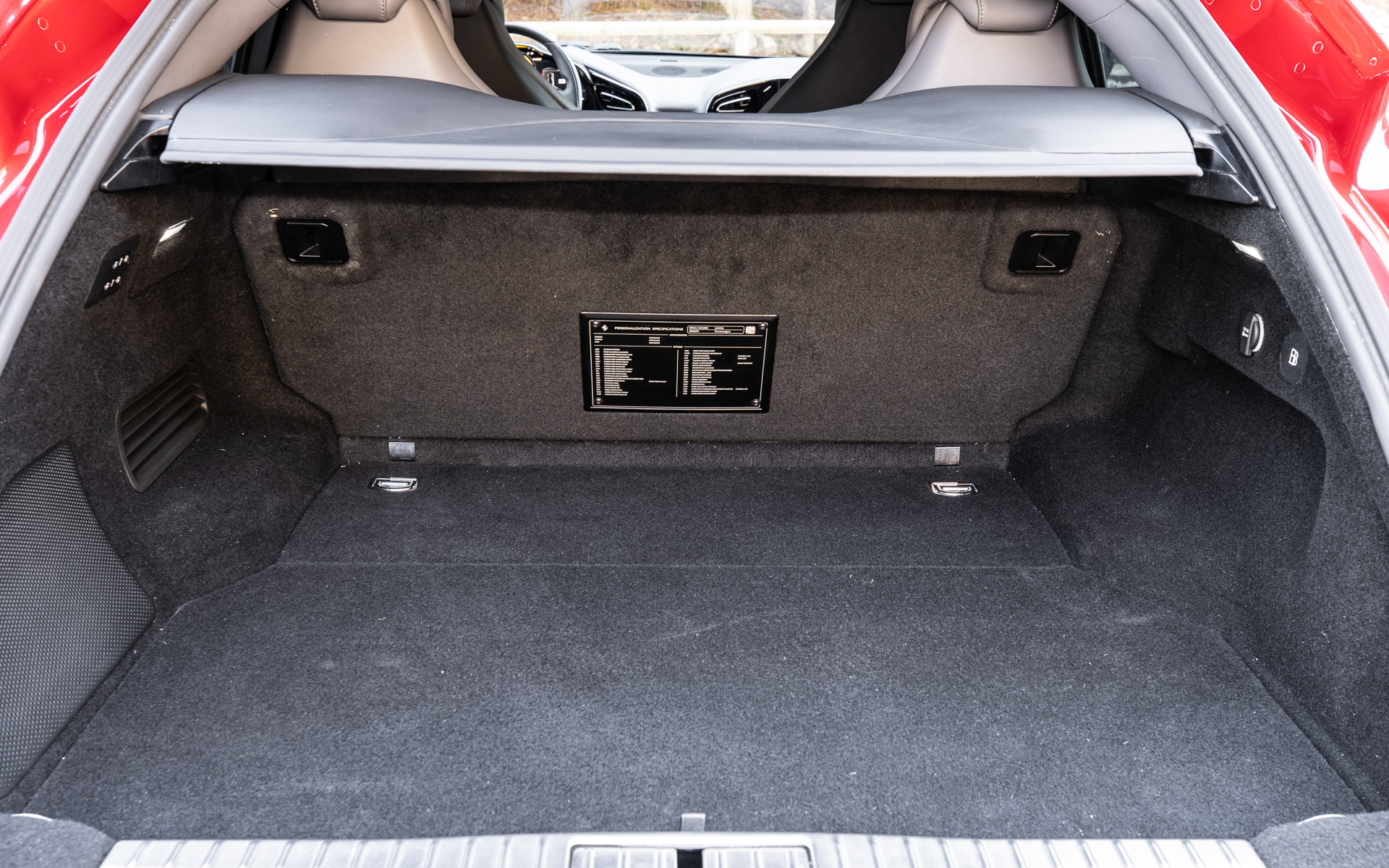 荷室との間に取り外し式の隔壁が1枚入っていて静粛性は高い