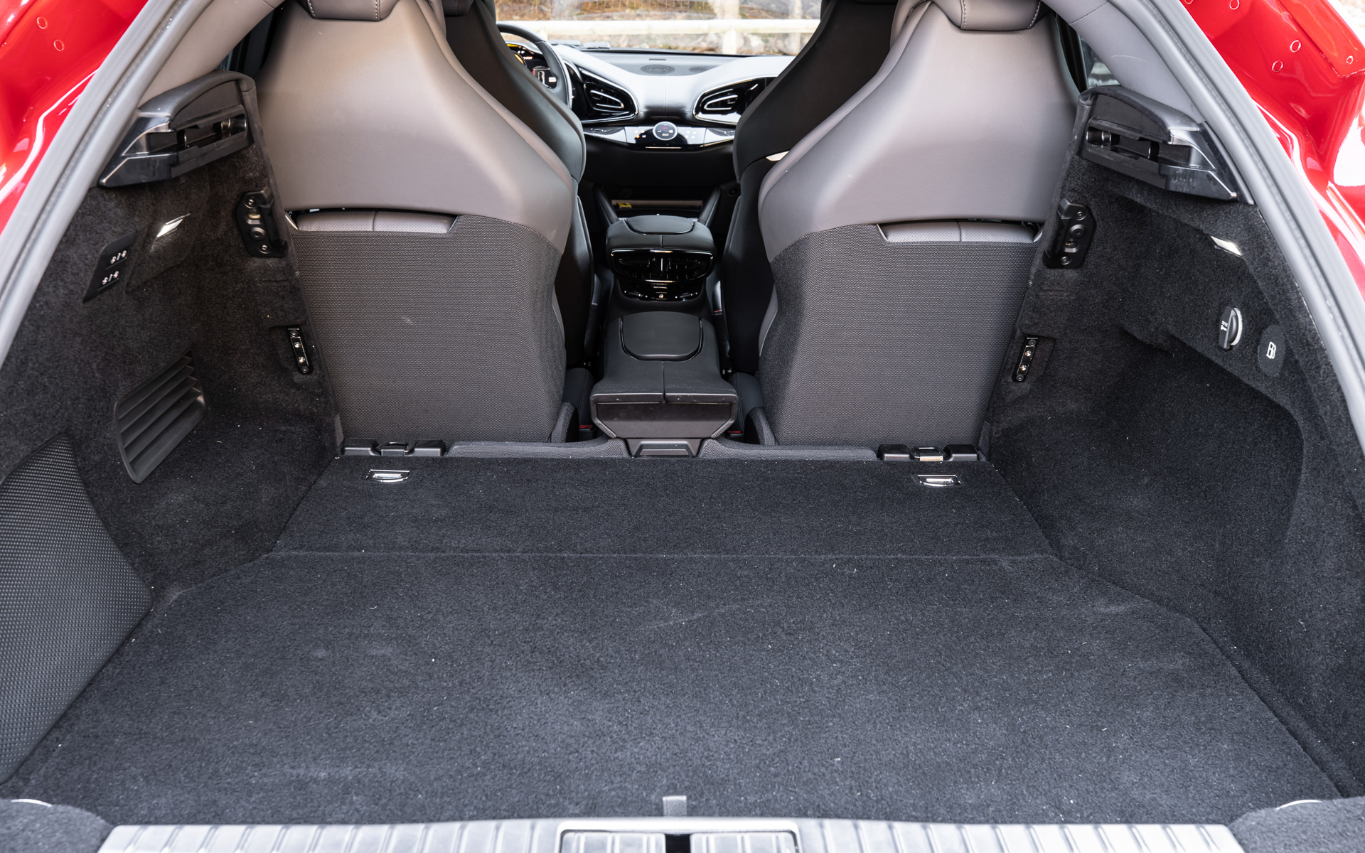 後席の背もたれは前方に倒すことも可能