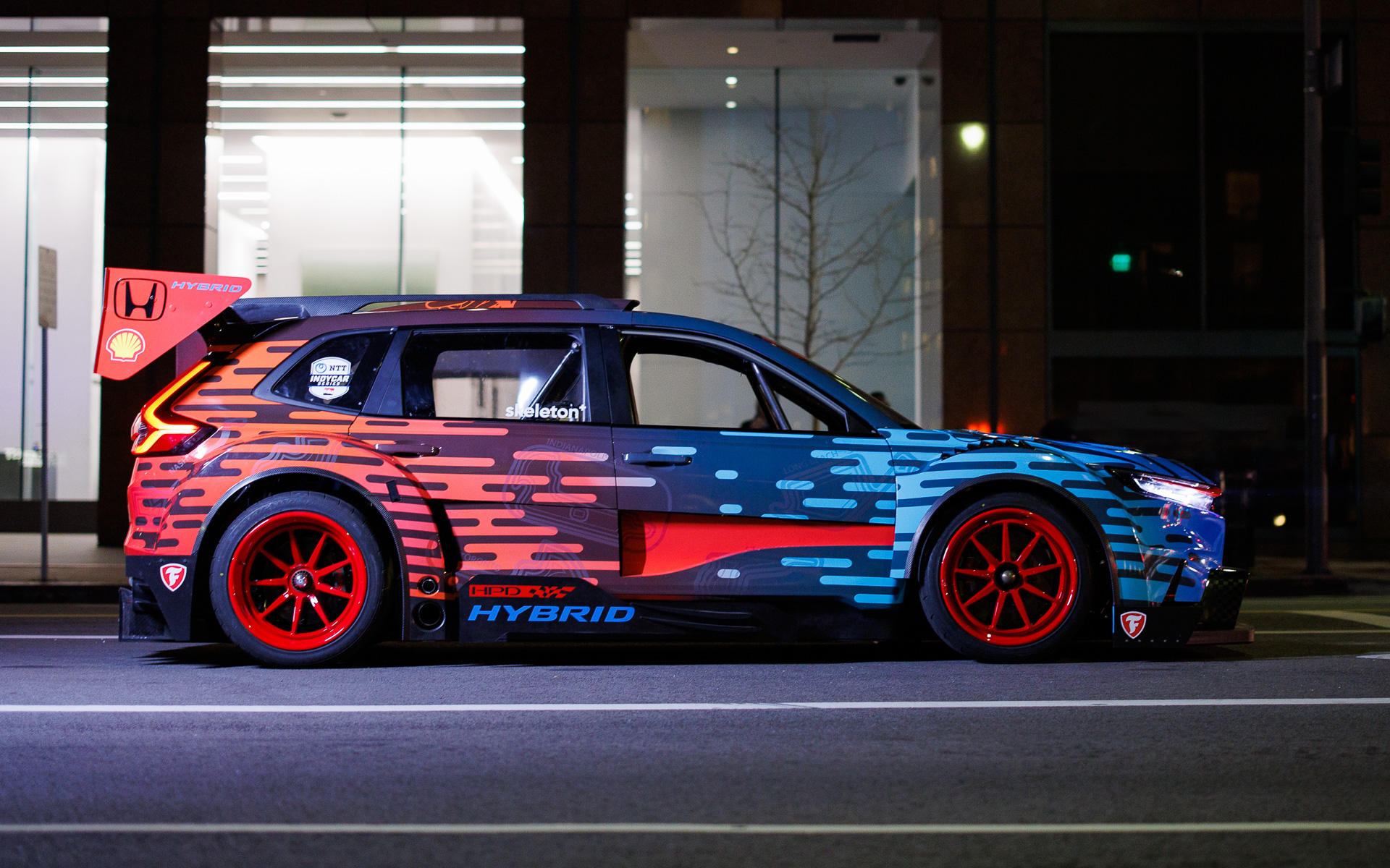 ボディサイドにはサーキットのコースが散りばめられている