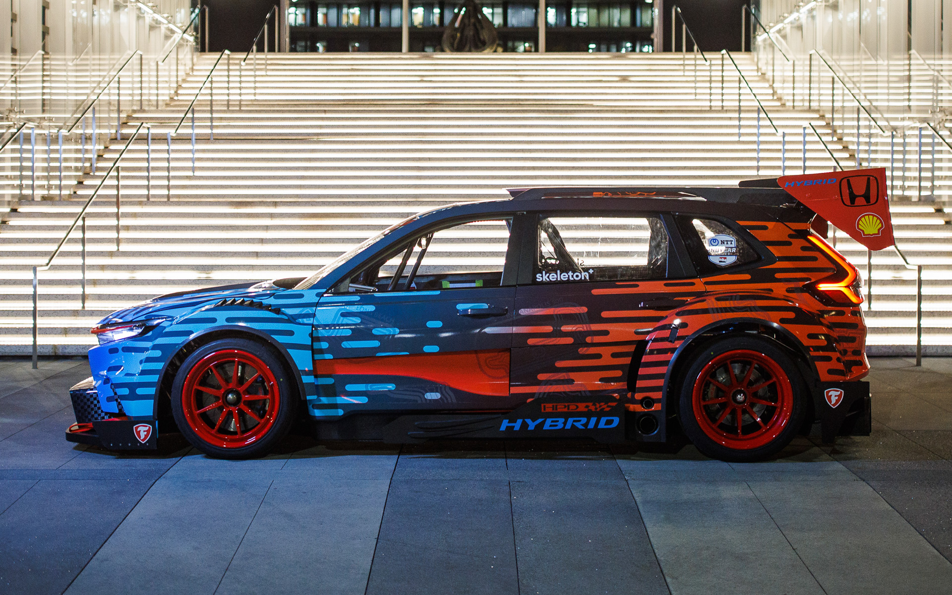 ボディサイドにはサーキットのコースが散りばめられている