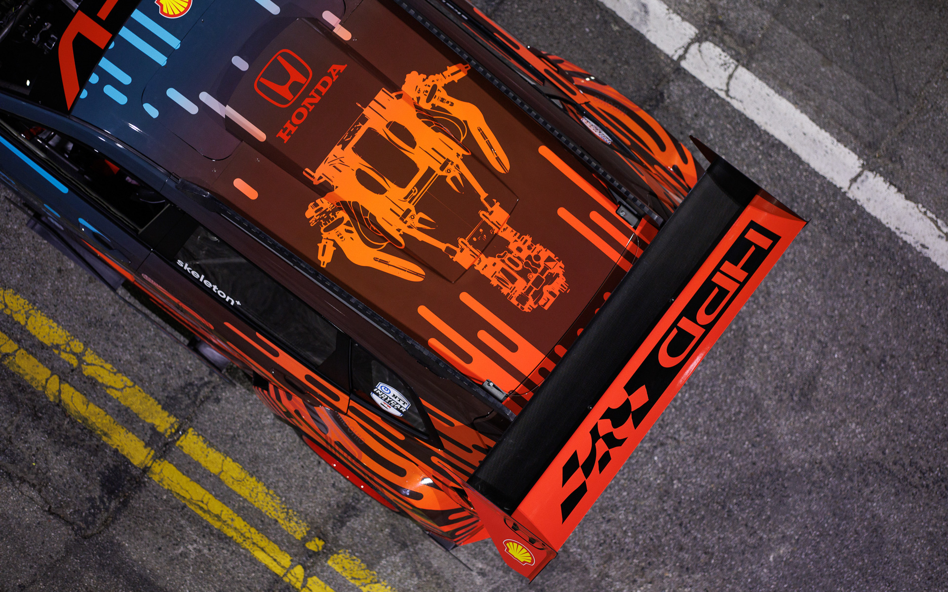 ルーフにはエンジン俯瞰図のデザインが入る