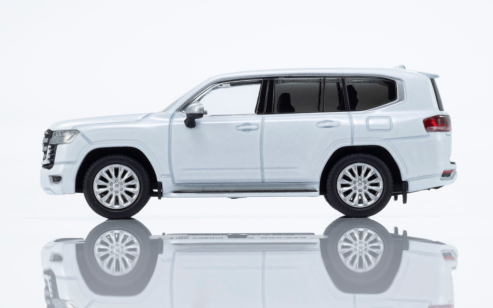 ホワイトパールクリスタルシャインは全国のファミリーマート（一部店舗を除く）で3月9日から先行販売