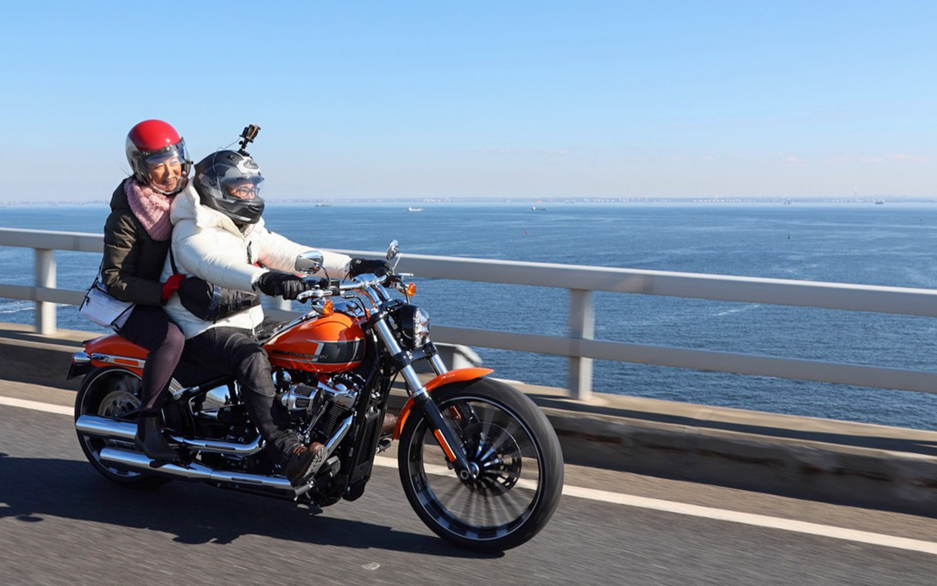 タンデム目線（？）で初めて参加させていただいた、ハーレーダビッドソンの試乗会。4つのニューモデルの1つ、ブレイクアウトはキビキビ感と重厚感のバランスがちょうどよく、極太のリアタイヤのおかげか後ろの乗り心地も上々でした。クロームがセンスよくあしらわれているデザインも、すっごくステキです！　価格はバハオレンジのカラーで331万9800円