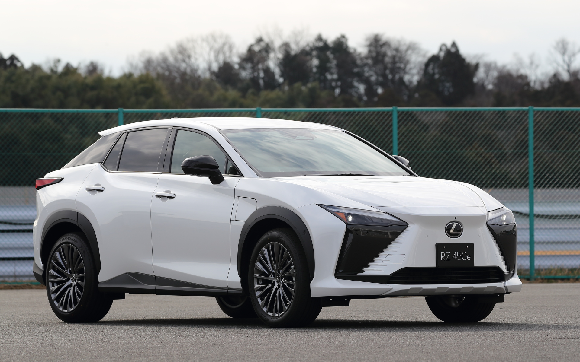 新型RZ プロトタイプ。ボディサイズは4805×1895×1635mm（全長×全幅×全高）、ホイールベースは2850mm。車両重量は2110kg