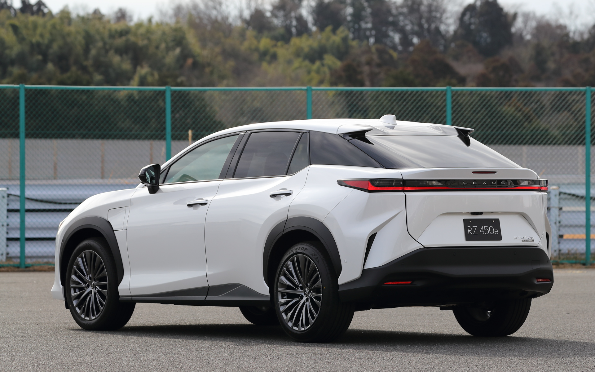 新型RZ プロトタイプ。ボディサイズは4805×1895×1635mm（全長×全幅×全高）、ホイールベースは2850mm。車両重量は2110kg