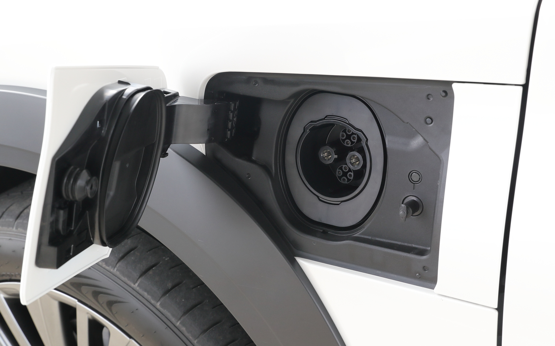 助手席側フェンダー部にCHAdeMOのポートを、運転席側フェンダー部には普通充電のポートを設定