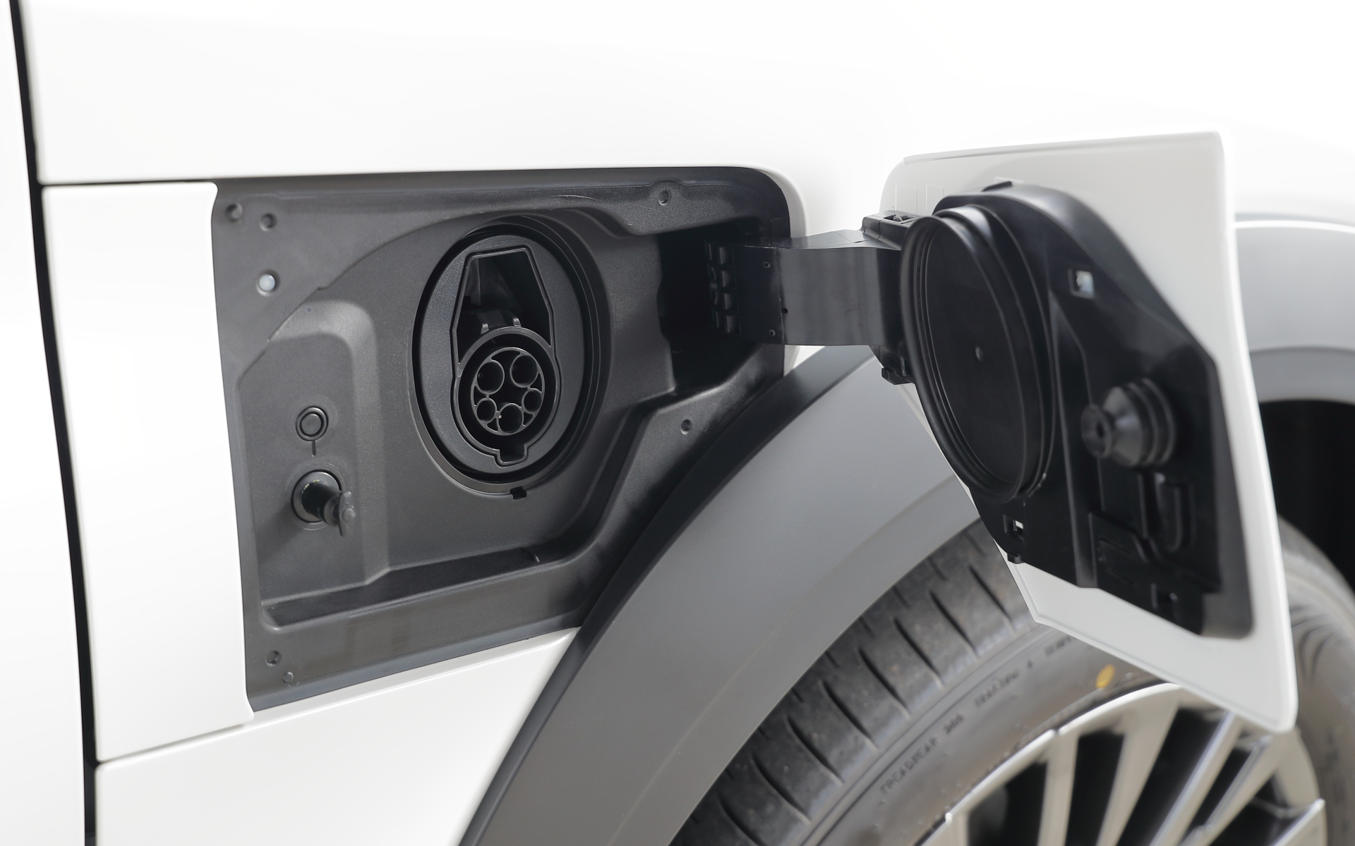 助手席側フェンダー部にCHAdeMOのポートを、運転席側フェンダー部には普通充電のポートを設定