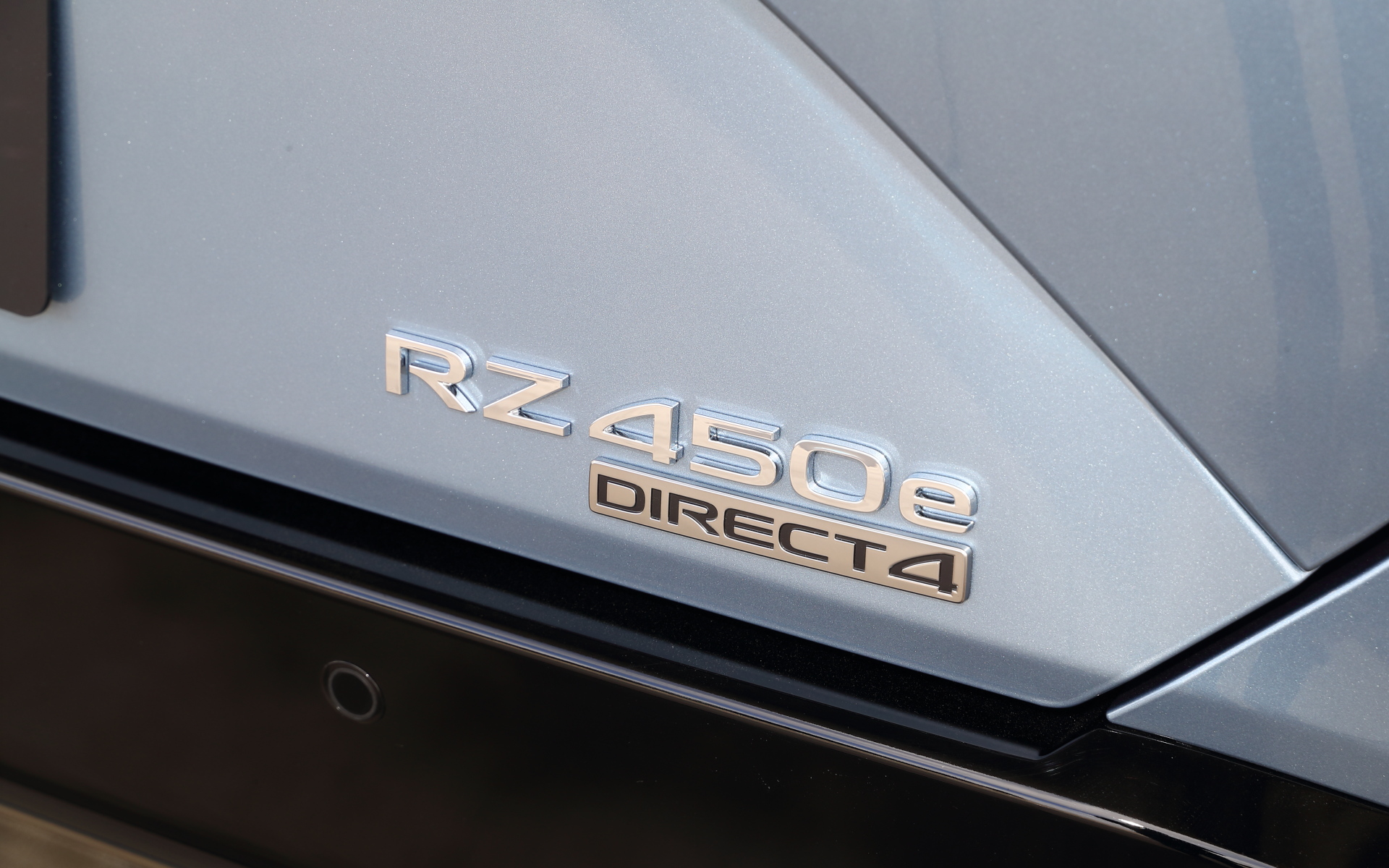 車名に加え、DIRECT4エンブレムも装着