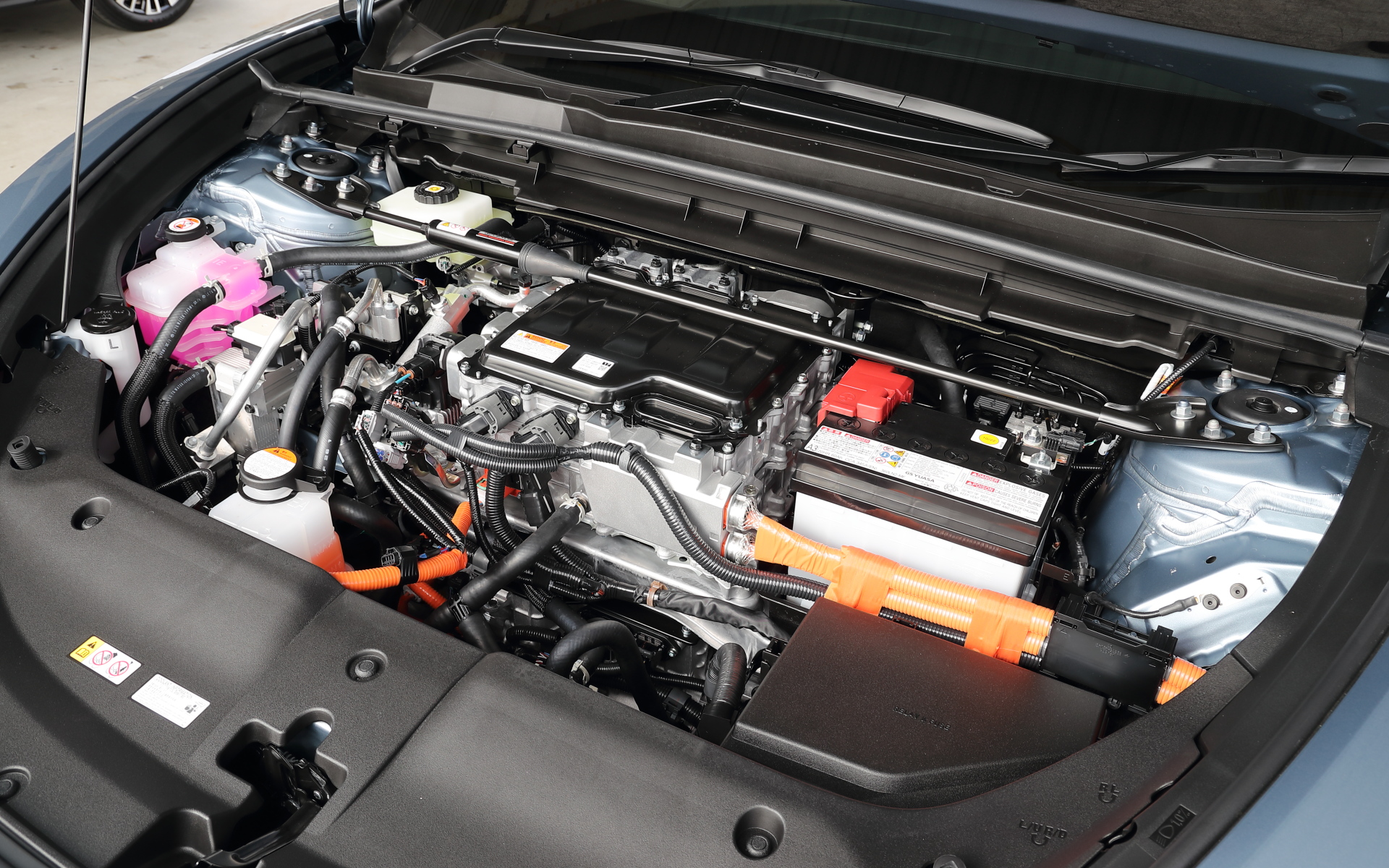 ボンネット内。フロントモーターは150kW、リアモーターは80kWを発生。リチウムイオンバッテリの容量は71.4kWh、航続距離は450kmを開発目標値としている。0-100km/h加速は5.3秒