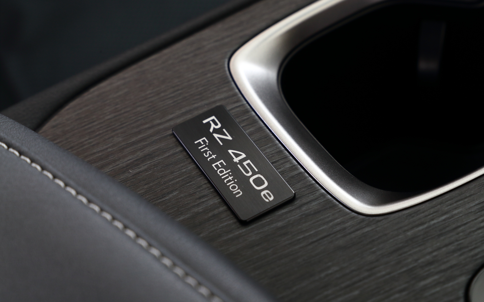 インテリアは感性に響く空間づくりにこだわり、シンプルながら上質さを感じられるものとした