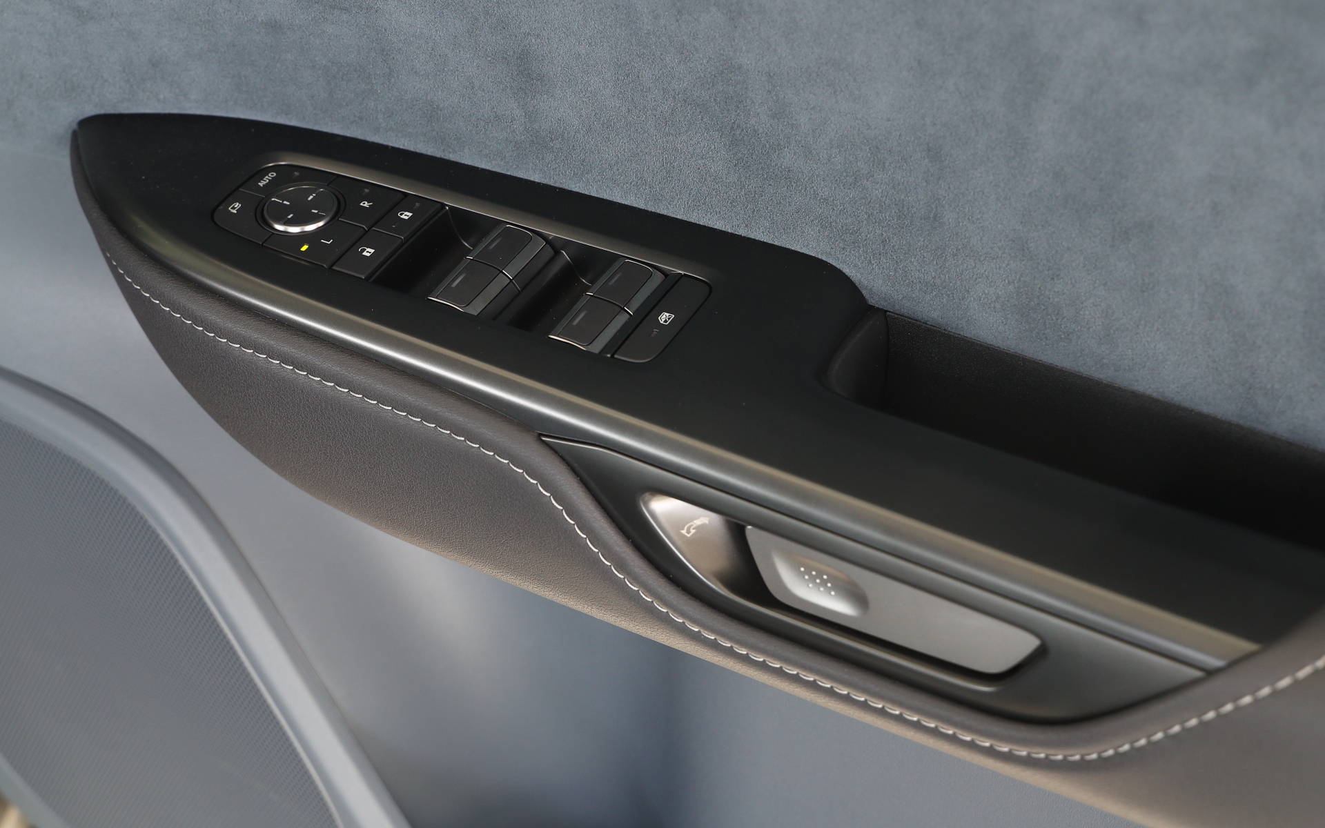 インテリアは感性に響く空間づくりにこだわり、シンプルながら上質さを感じられるものとした