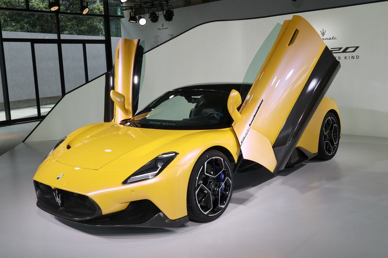 MC20は開発の初期段階からレースに復帰させることを念頭に設計されてきたスーパースポーツカー。こちらは公道用の市販車