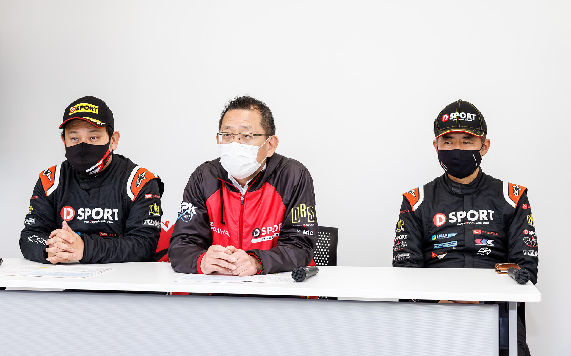 報道陣への説明を行なったD-SPORT Racing Teamのドライバー 相原泰祐氏（左）、代表 井出慶太氏（中央）、監督 殿村裕一氏（右）