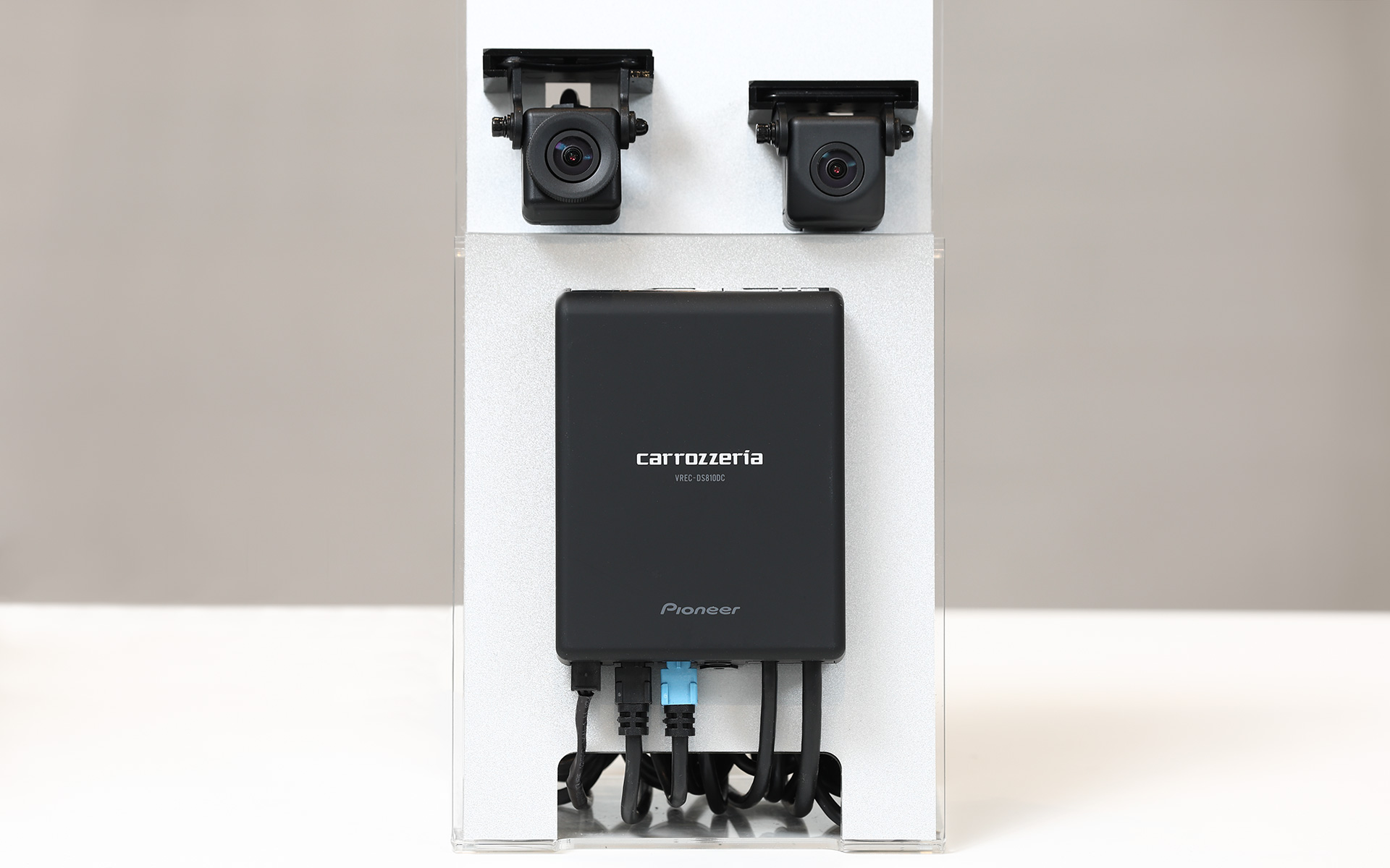 専用のドライブレコーダー「VREC-DS810DC」も用意。楽ナビの高精細画面でいつでも録画内容を確認できる