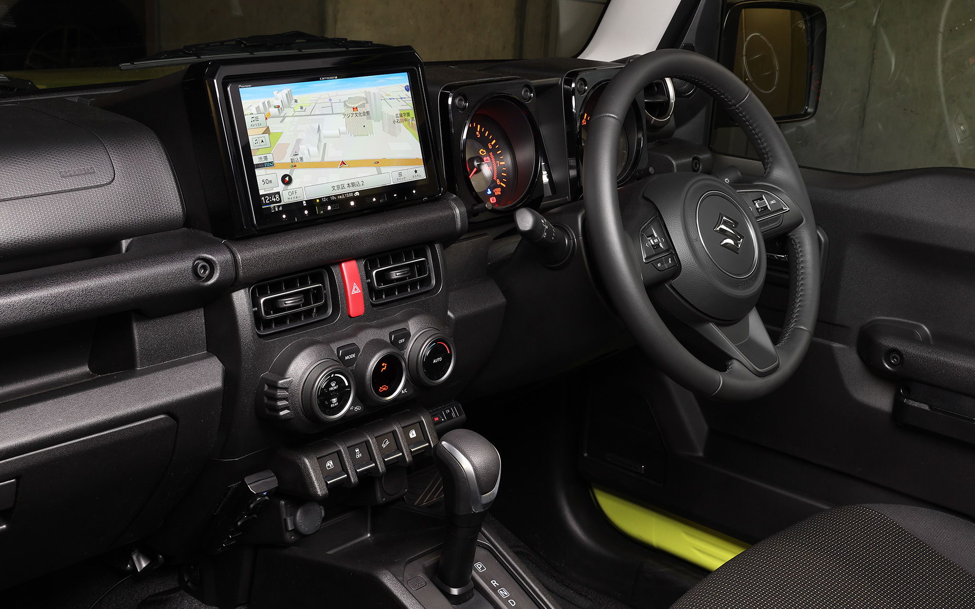 楽ナビは精悍な本格派SUVにも違和感なく収まる。写真はスズキ「ジムニーシエラ」の現行型で、9インチ用の車種専用取付キットを使い、まるで純正のように収まっている