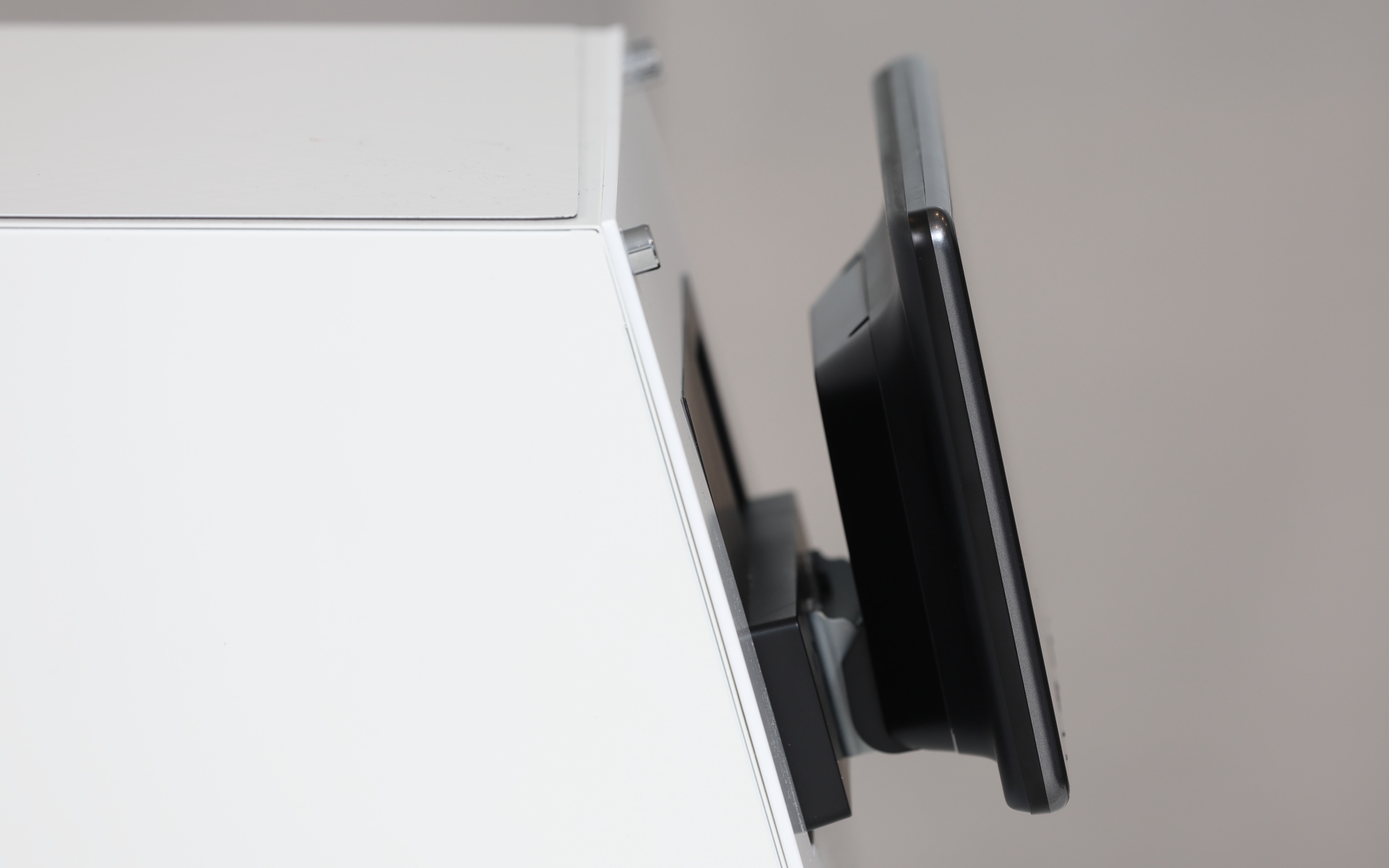 クルマにフローティングタイプの画面を取り付けると、意外に横からのスタイルが気になってしまうが、楽ナビはボタンなどのないシンプルな外見に仕上げた