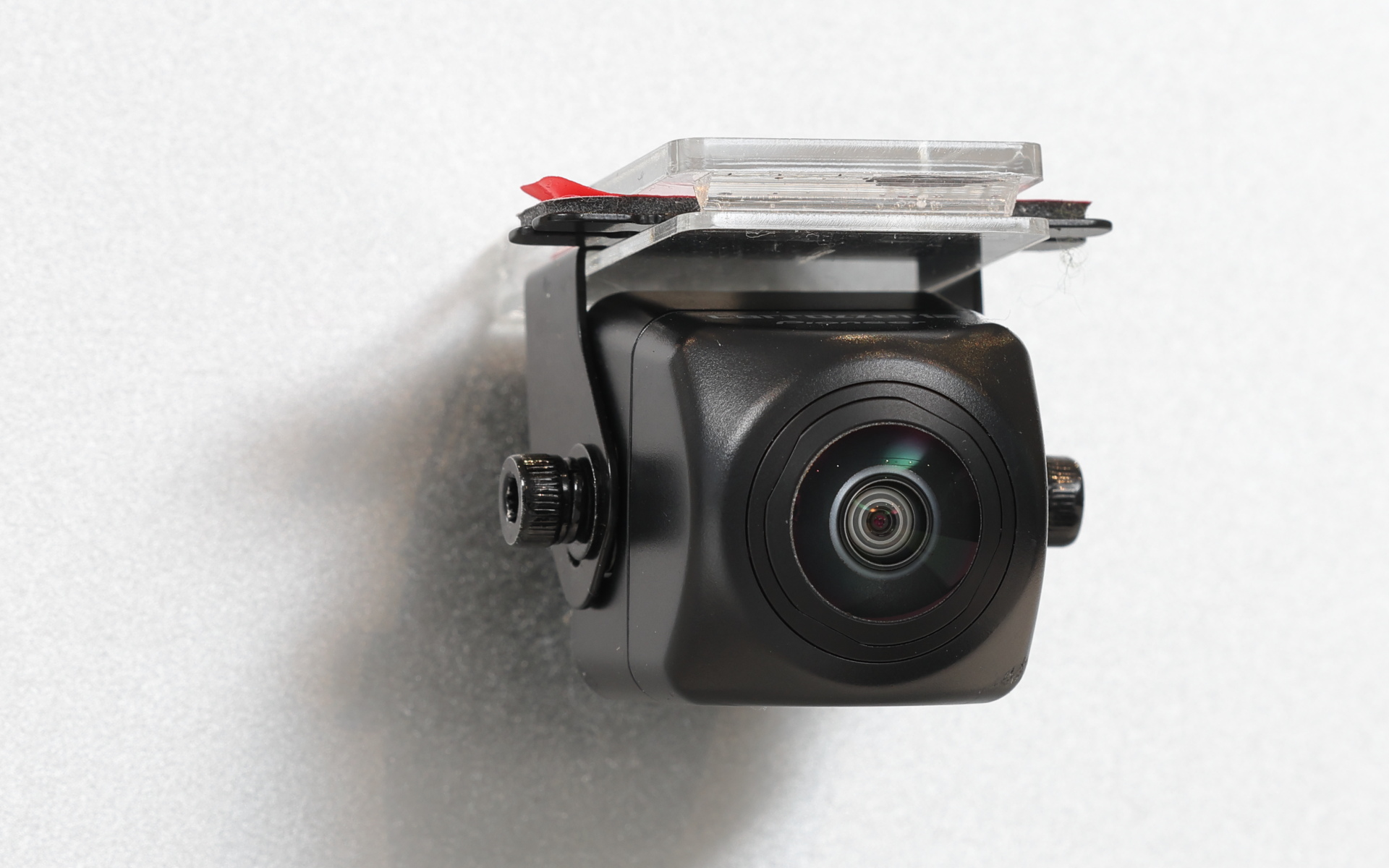 楽ナビ 2023年モデル専用のバックカメラ「ND-BC300」。HD解像度でワイドのため、後退時の安心感は大きい