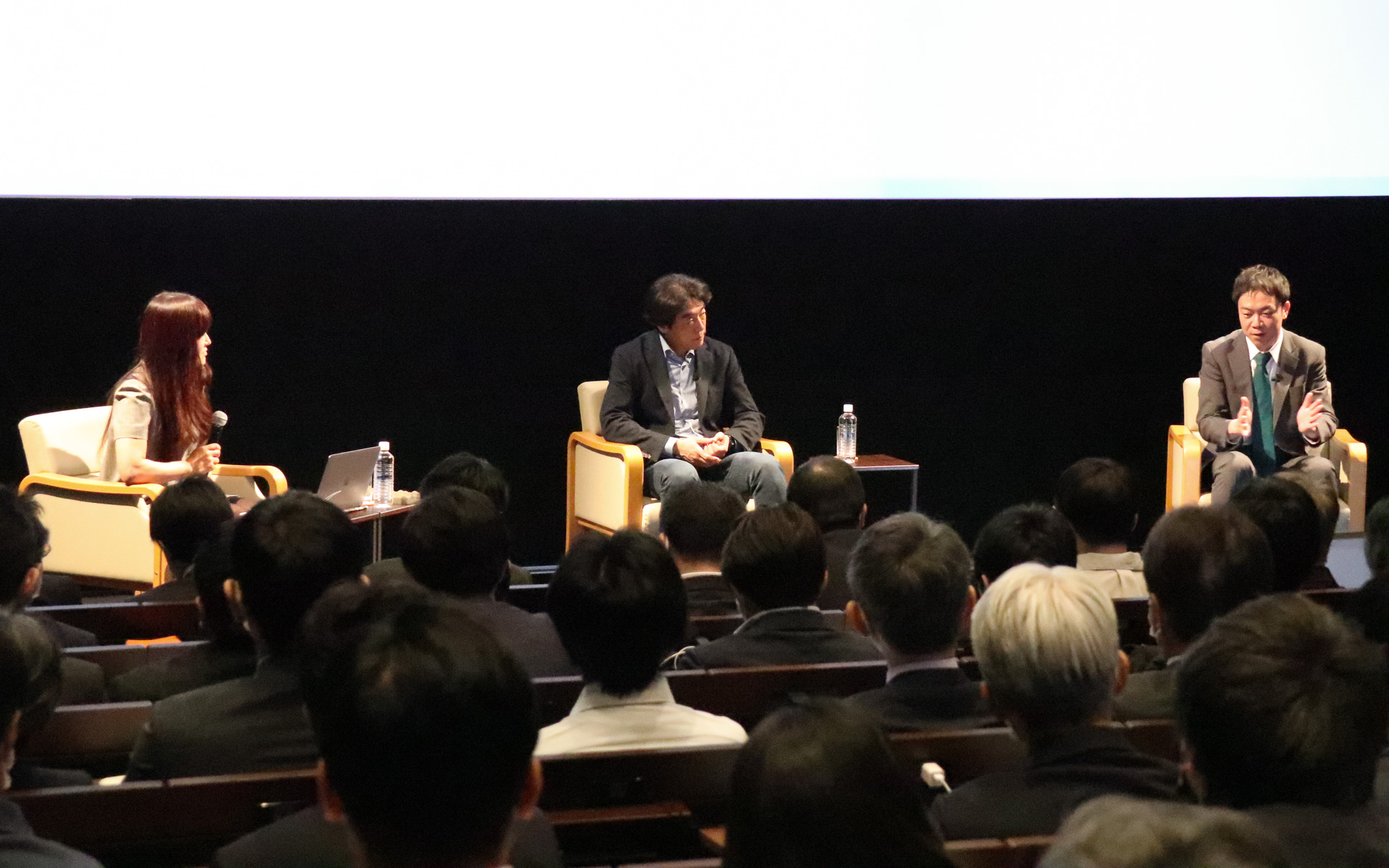 講演を行なった加藤氏と川西氏、モデレーターの土肥氏によるパネルディスカッション